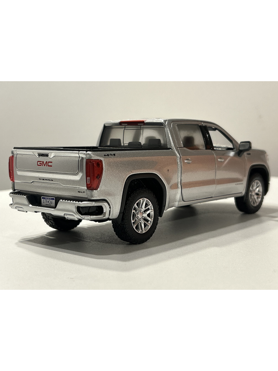 Motormax GMC Sierra 1500 SLT Crew Cab 2019 1:24 – Poder y Nostalgia en Miniatura 5