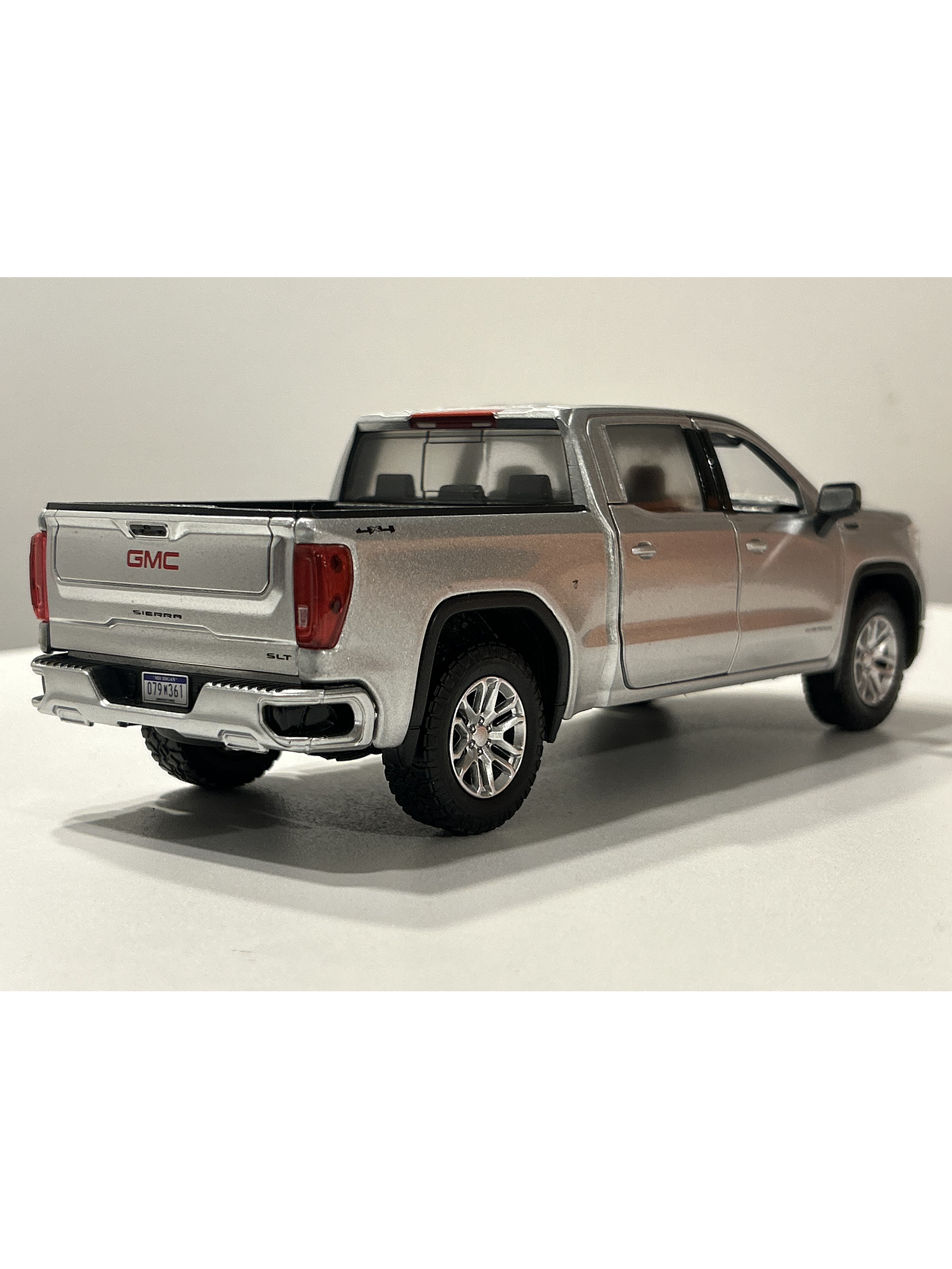 Motormax GMC Sierra 1500 SLT Crew Cab 2019 1:24 – Poder y Nostalgia en Miniatura 5