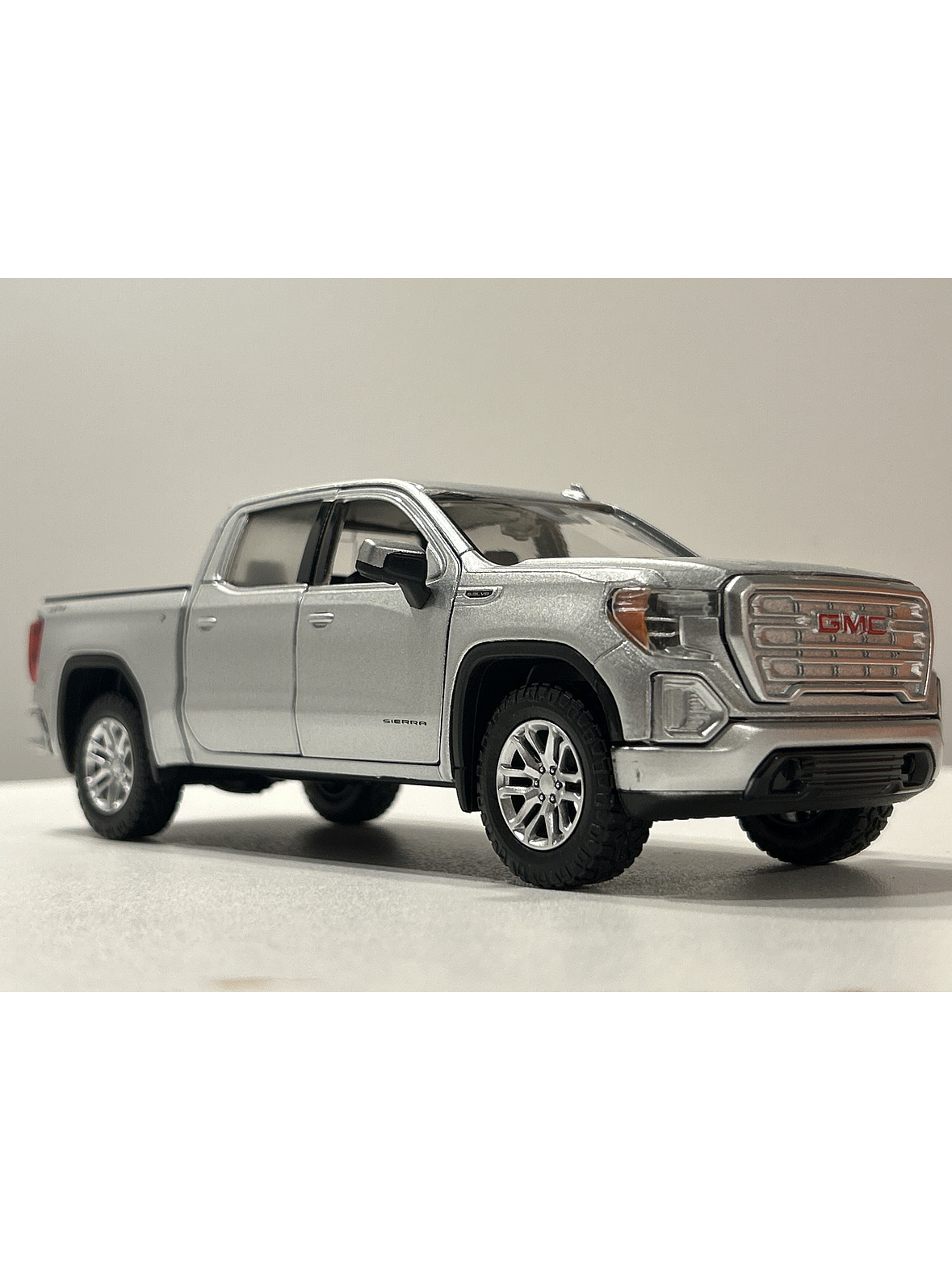 Motormax GMC Sierra 1500 SLT Crew Cab 2019 1:24 – Poder y Nostalgia en Miniatura 10