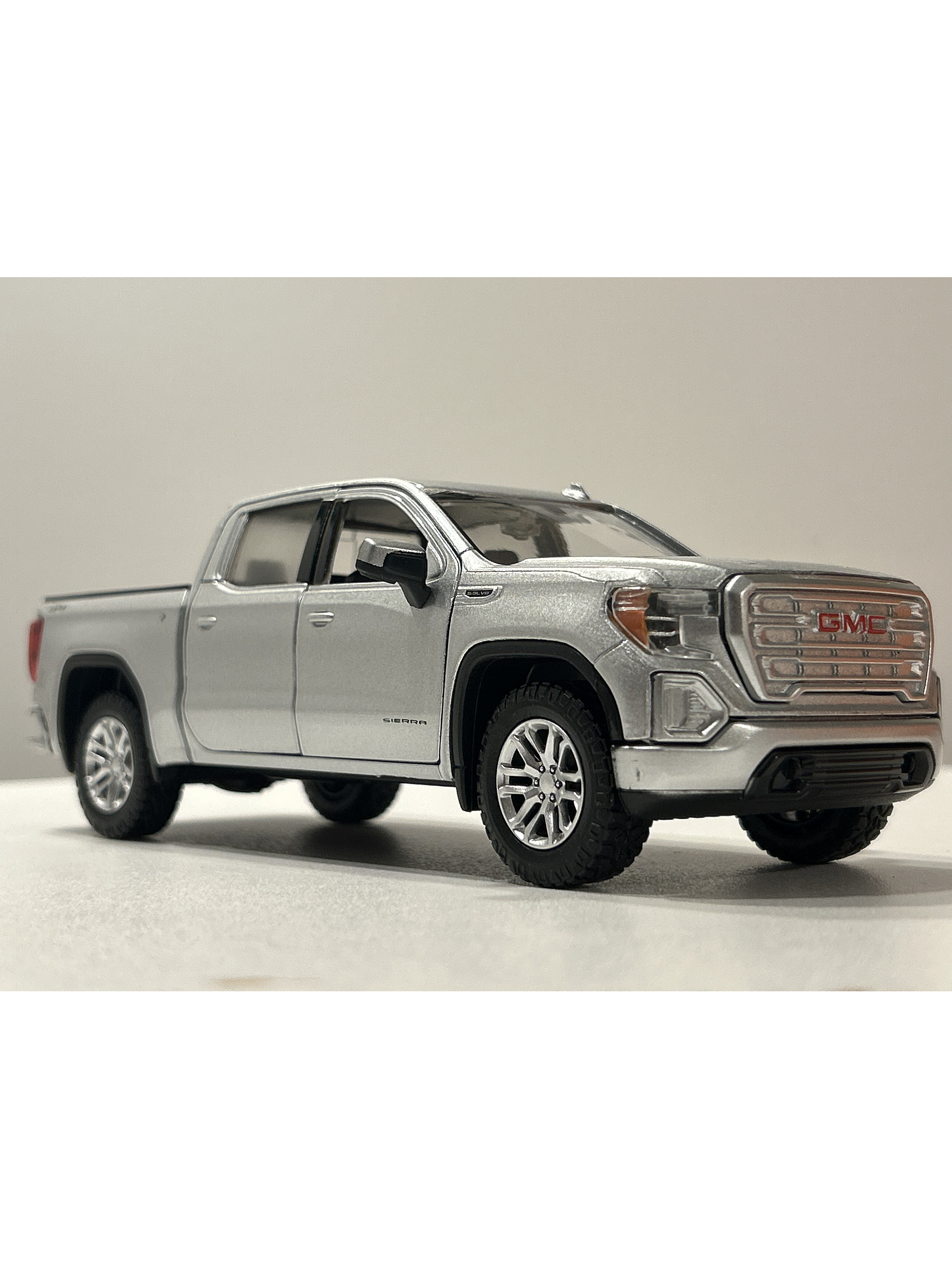 Motormax GMC Sierra 1500 SLT Crew Cab 2019 1:24 – Poder y Nostalgia en Miniatura 10