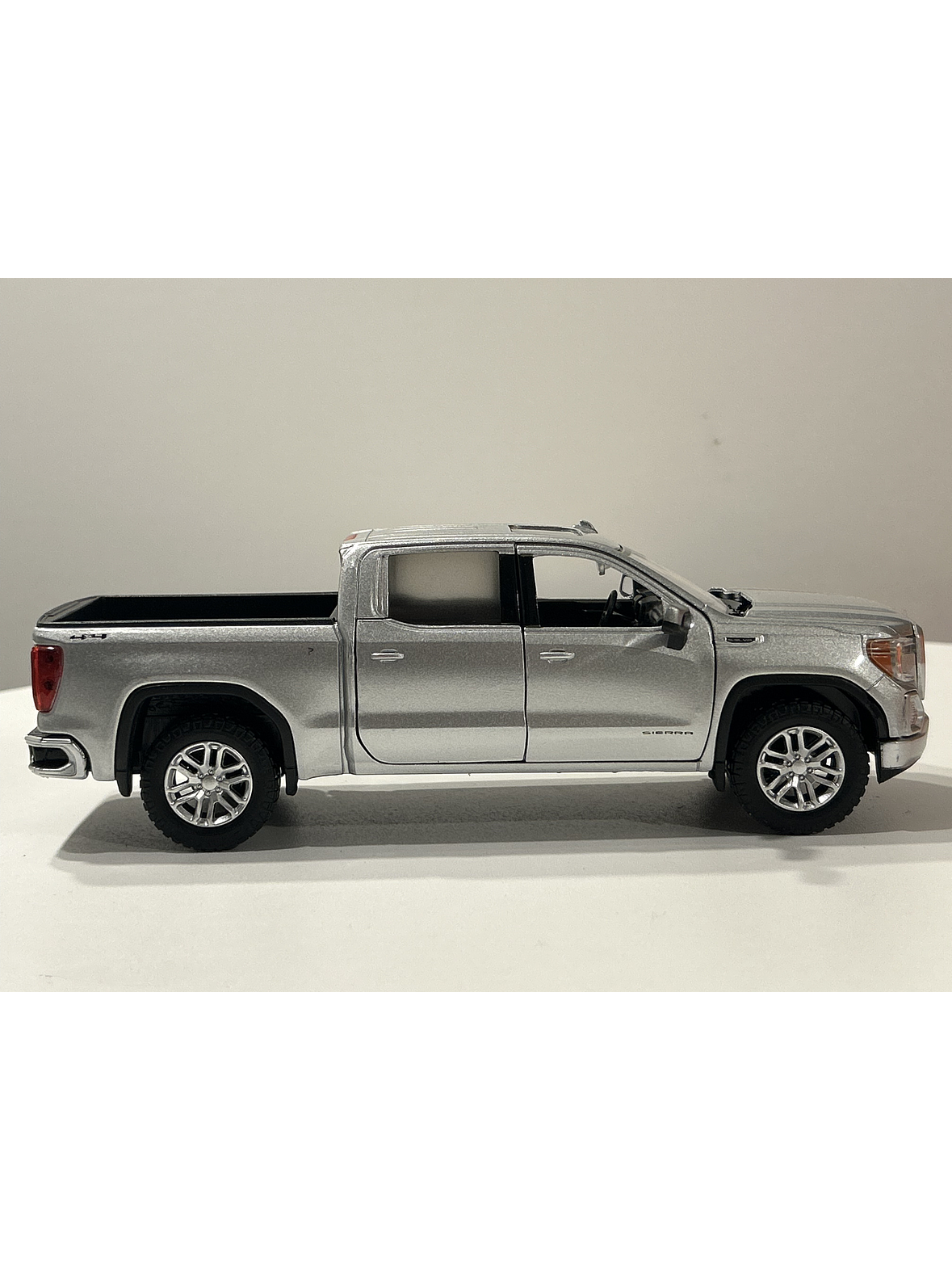 Motormax GMC Sierra 1500 SLT Crew Cab 2019 1:24 – Poder y Nostalgia en Miniatura 4
