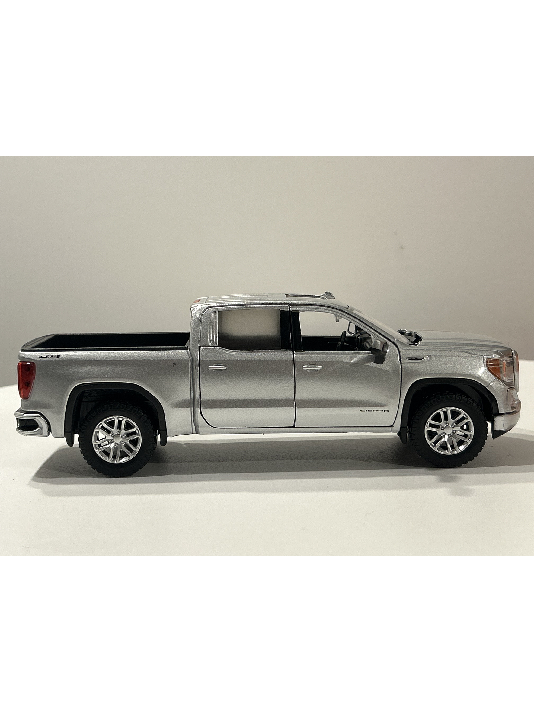 Motormax GMC Sierra 1500 SLT Crew Cab 2019 1:24 – Poder y Nostalgia en Miniatura 4