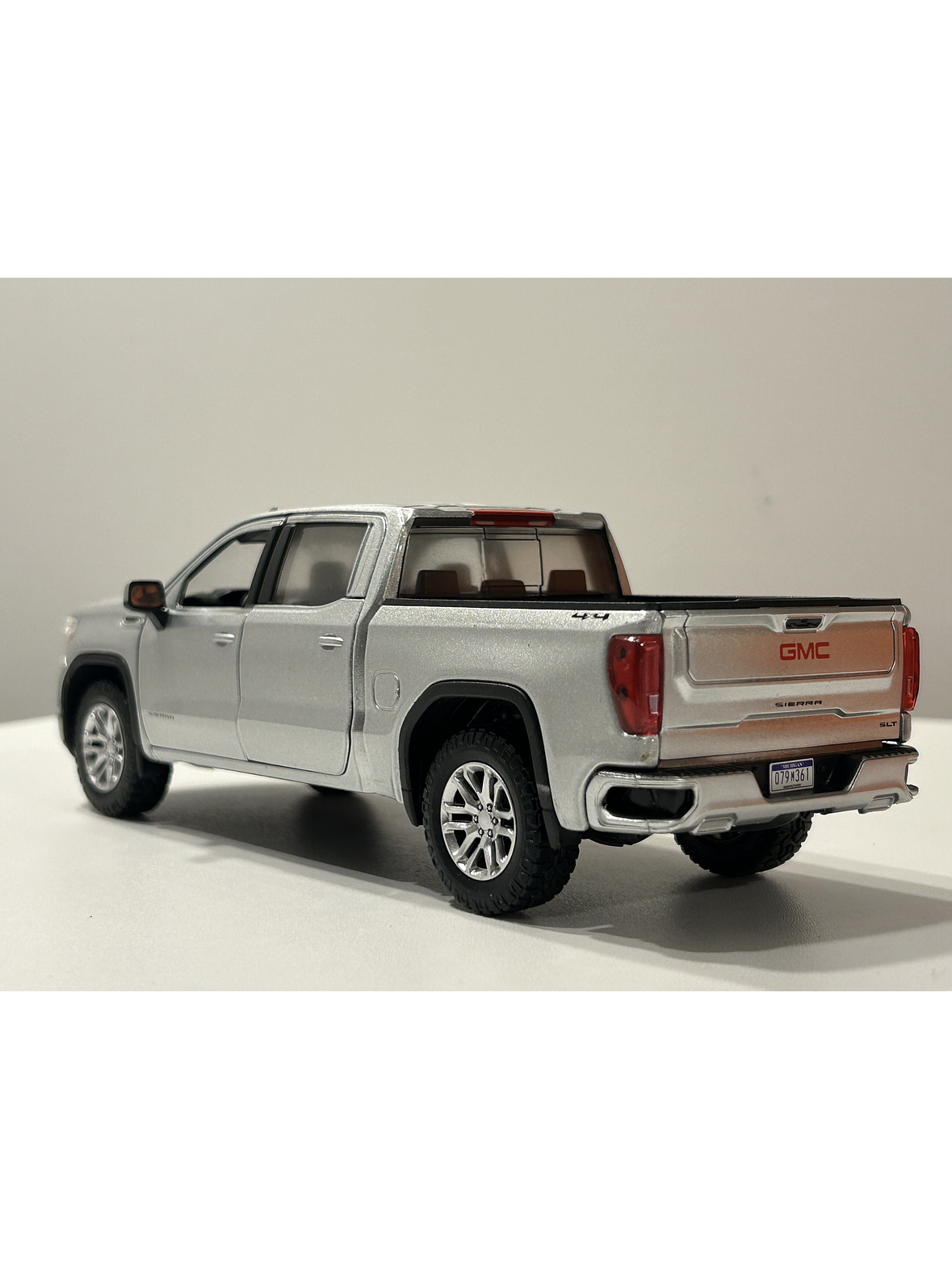 Motormax GMC Sierra 1500 SLT Crew Cab 2019 1:24 – Poder y Nostalgia en Miniatura 7