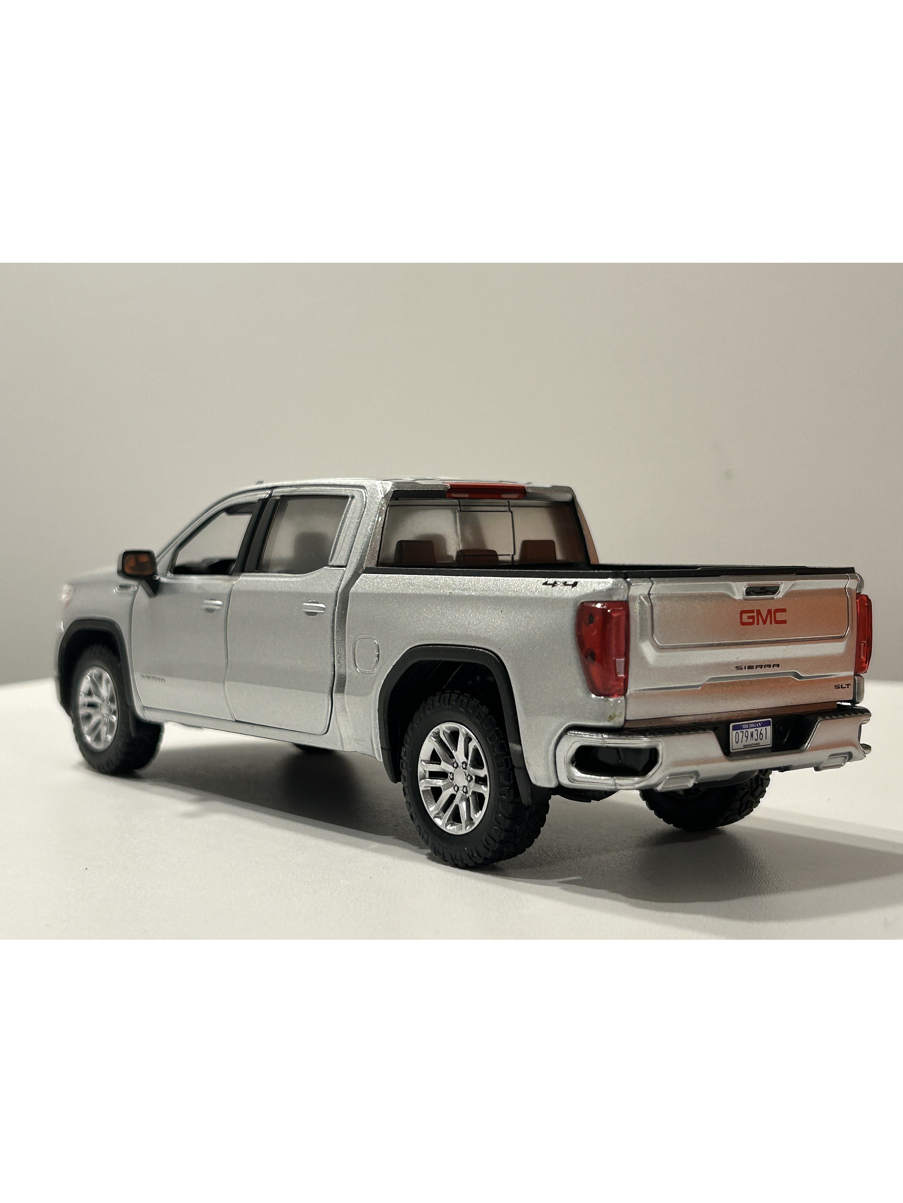 Motormax GMC Sierra 1500 SLT Crew Cab 2019 1:24 – Poder y Nostalgia en Miniatura 7