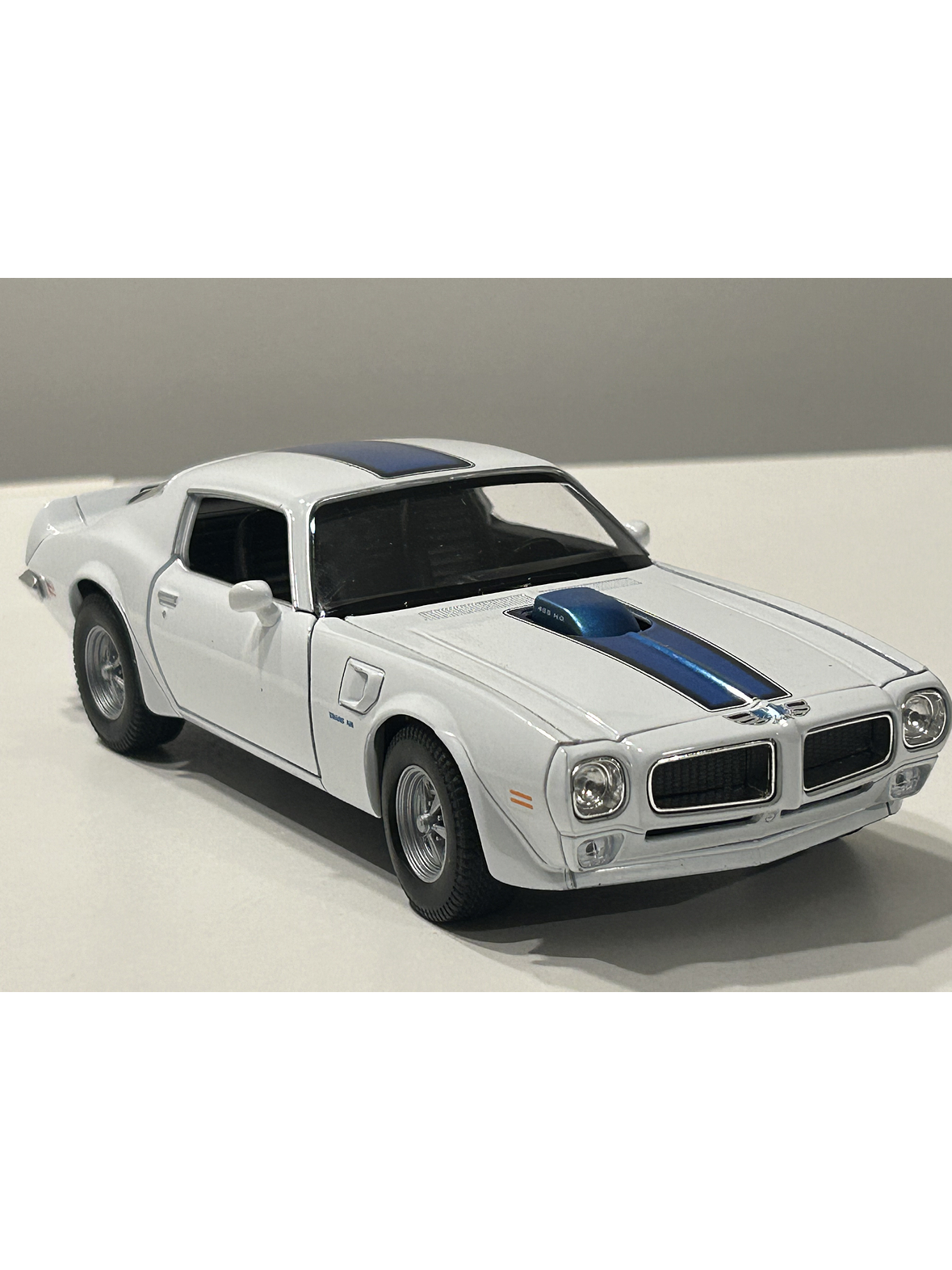 Welly Pontiac Firebird Trans Am 1972 1:24 (blanco/azul) – Ícono “muscle” en miniatura para coleccionistas en Chile 3