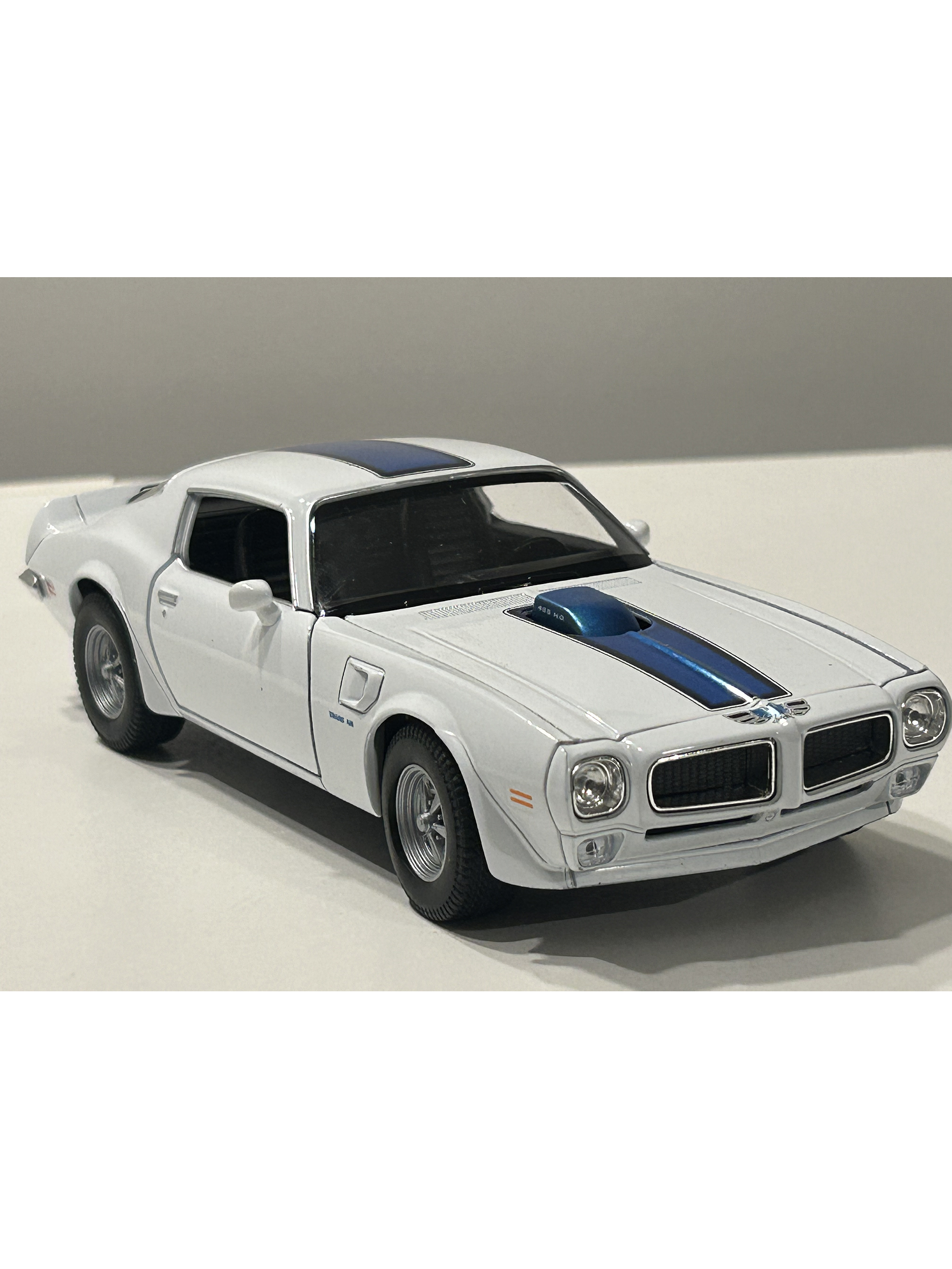 Welly Pontiac Firebird Trans Am 1972 1:24 (blanco/azul) – Ícono “muscle” en miniatura para coleccionistas en Chile 3