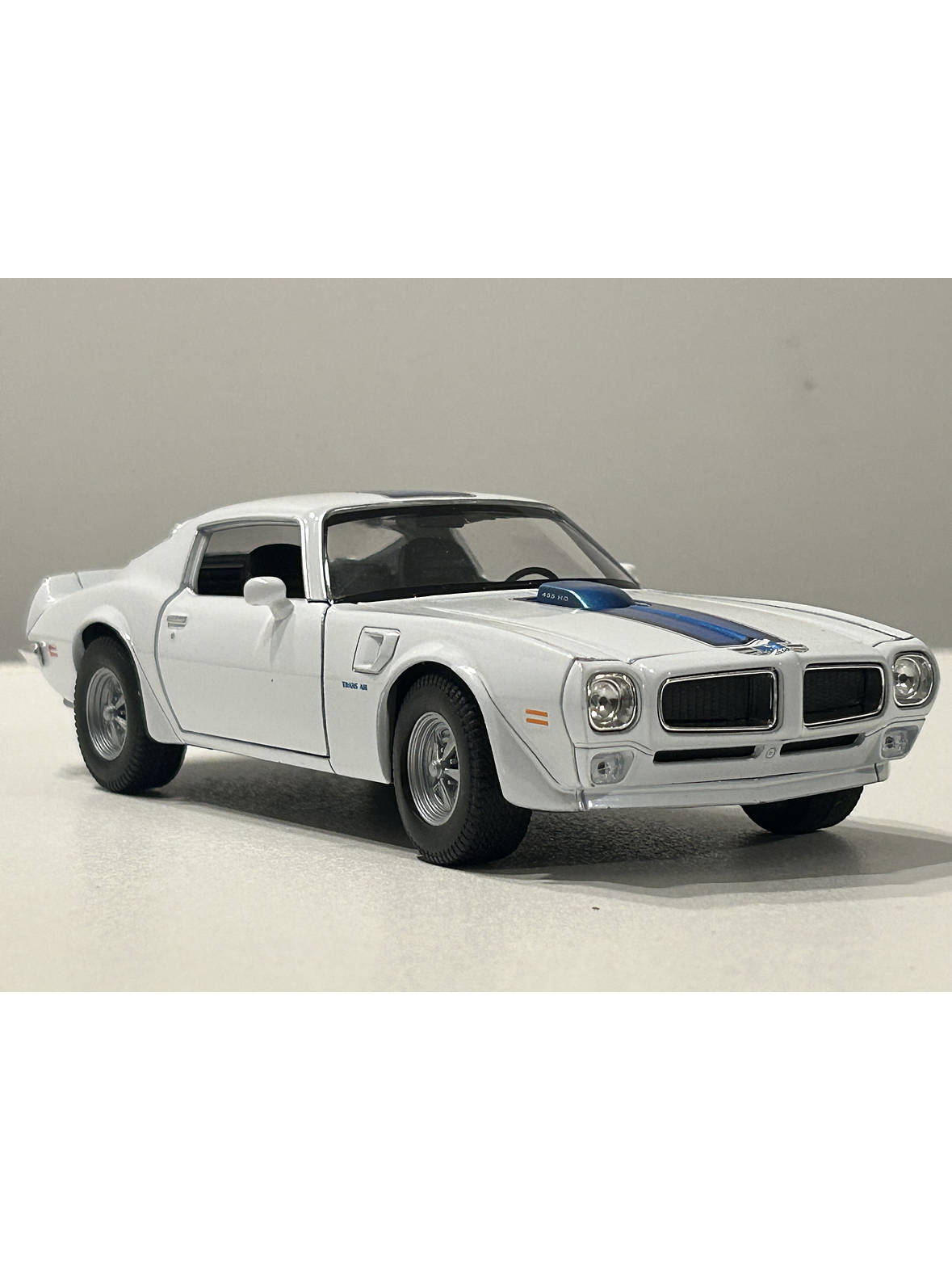 Welly Pontiac Firebird Trans Am 1972 1:24 (blanco/azul) – Ícono “muscle” en miniatura para coleccionistas en Chile 9