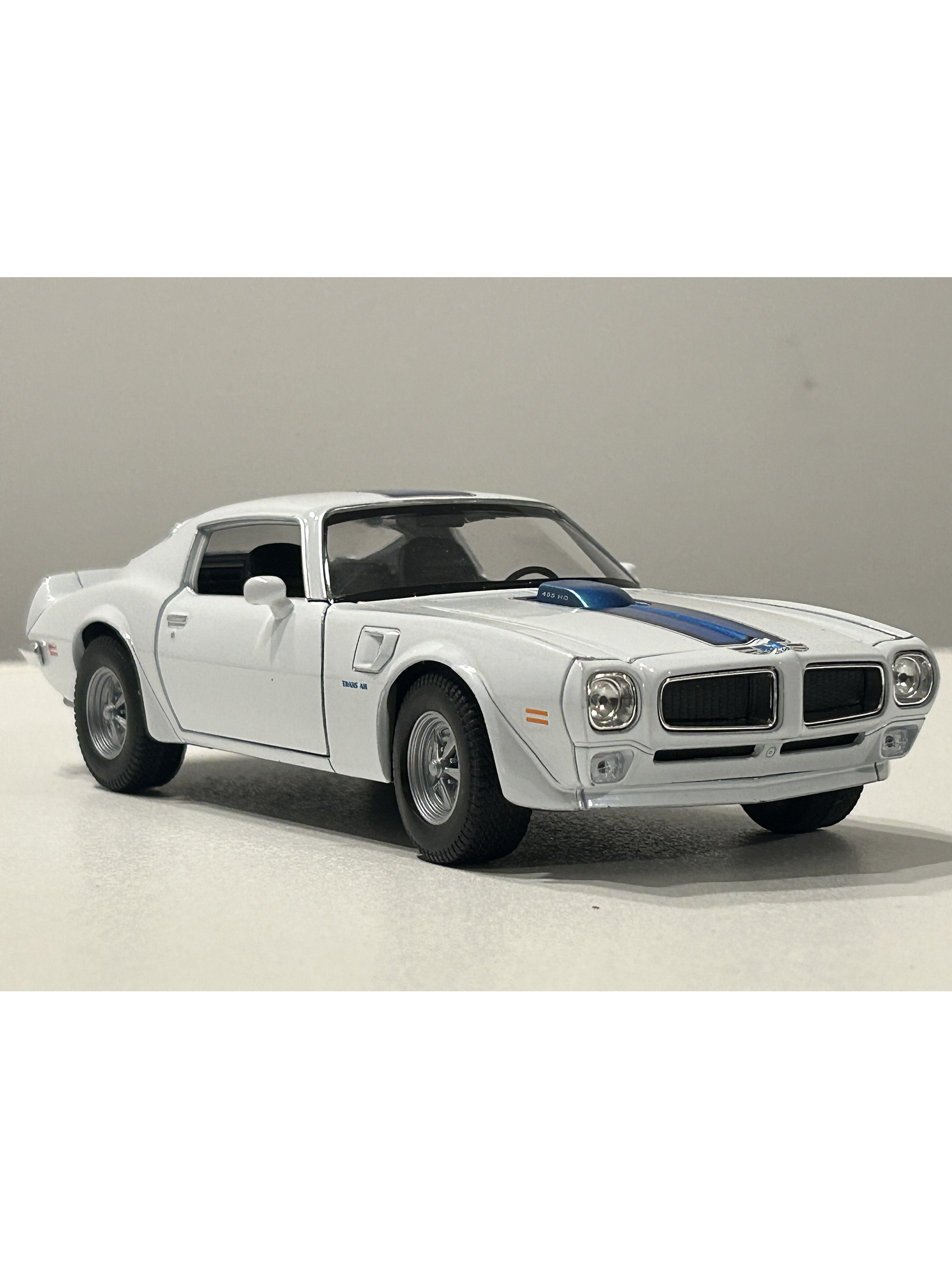 Welly Pontiac Firebird Trans Am 1972 1:24 (blanco/azul) – Ícono “muscle” en miniatura para coleccionistas en Chile 9