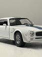 Welly Pontiac Firebird Trans Am 1972 1:24 (blanco/azul) – Ícono “muscle” en miniatura para coleccionistas en Chile - Miniatura 9