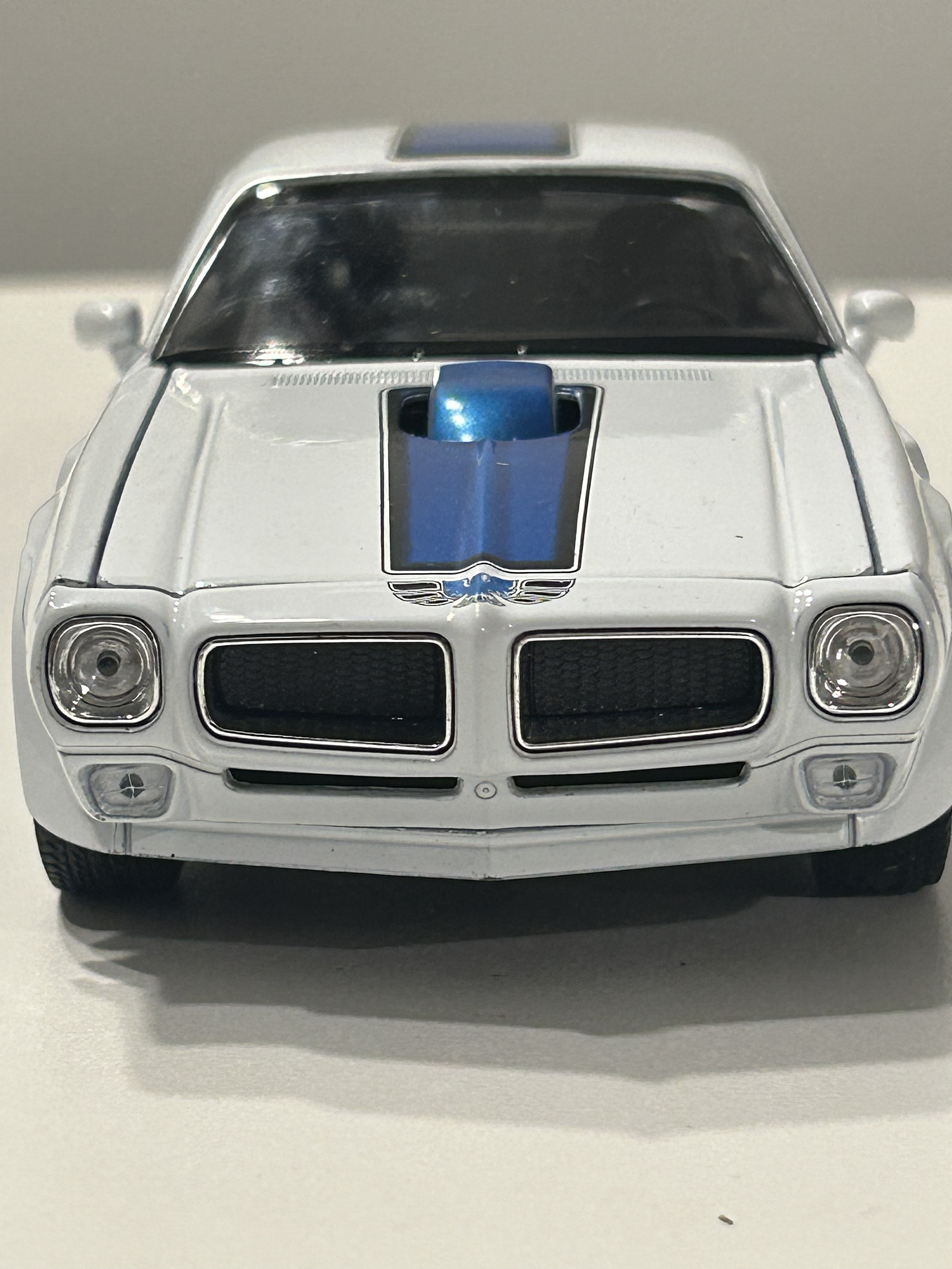 Welly Pontiac Firebird Trans Am 1972 1:24 (blanco/azul) – Ícono “muscle” en miniatura para coleccionistas en Chile 2