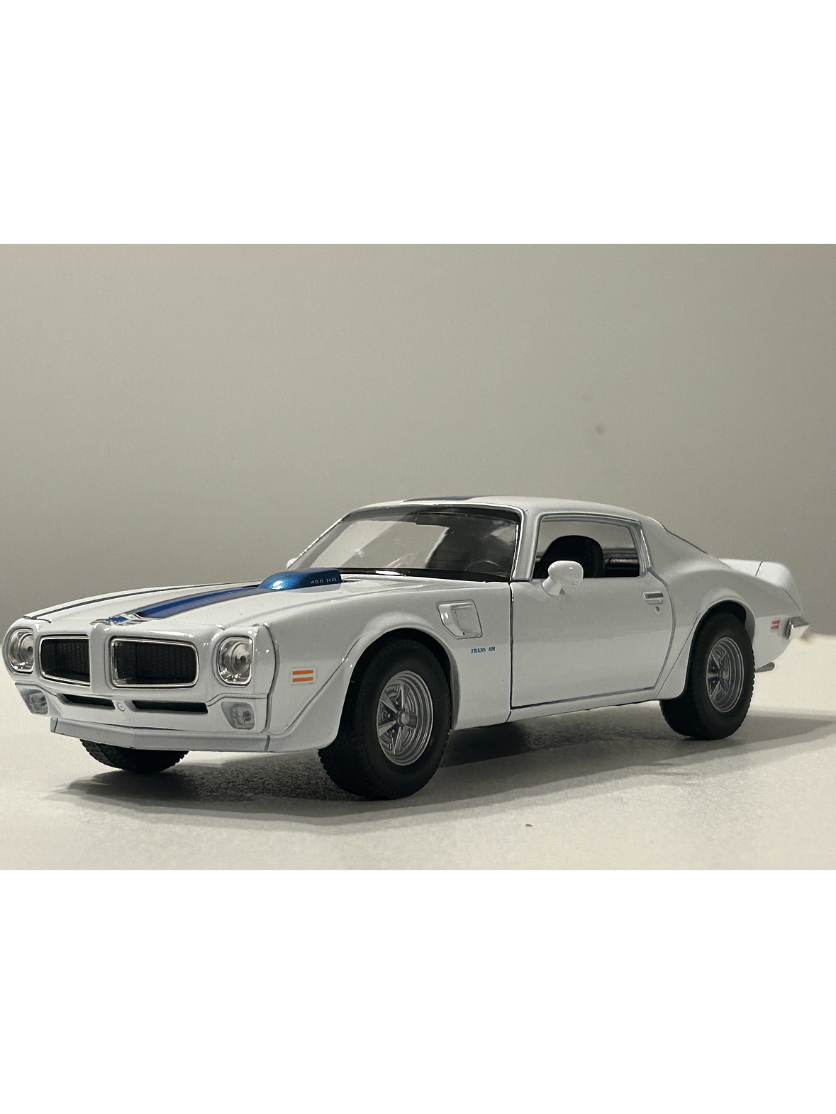 Welly Pontiac Firebird Trans Am 1972 1:24 (blanco/azul) – Ícono “muscle” en miniatura para coleccionistas en Chile 1