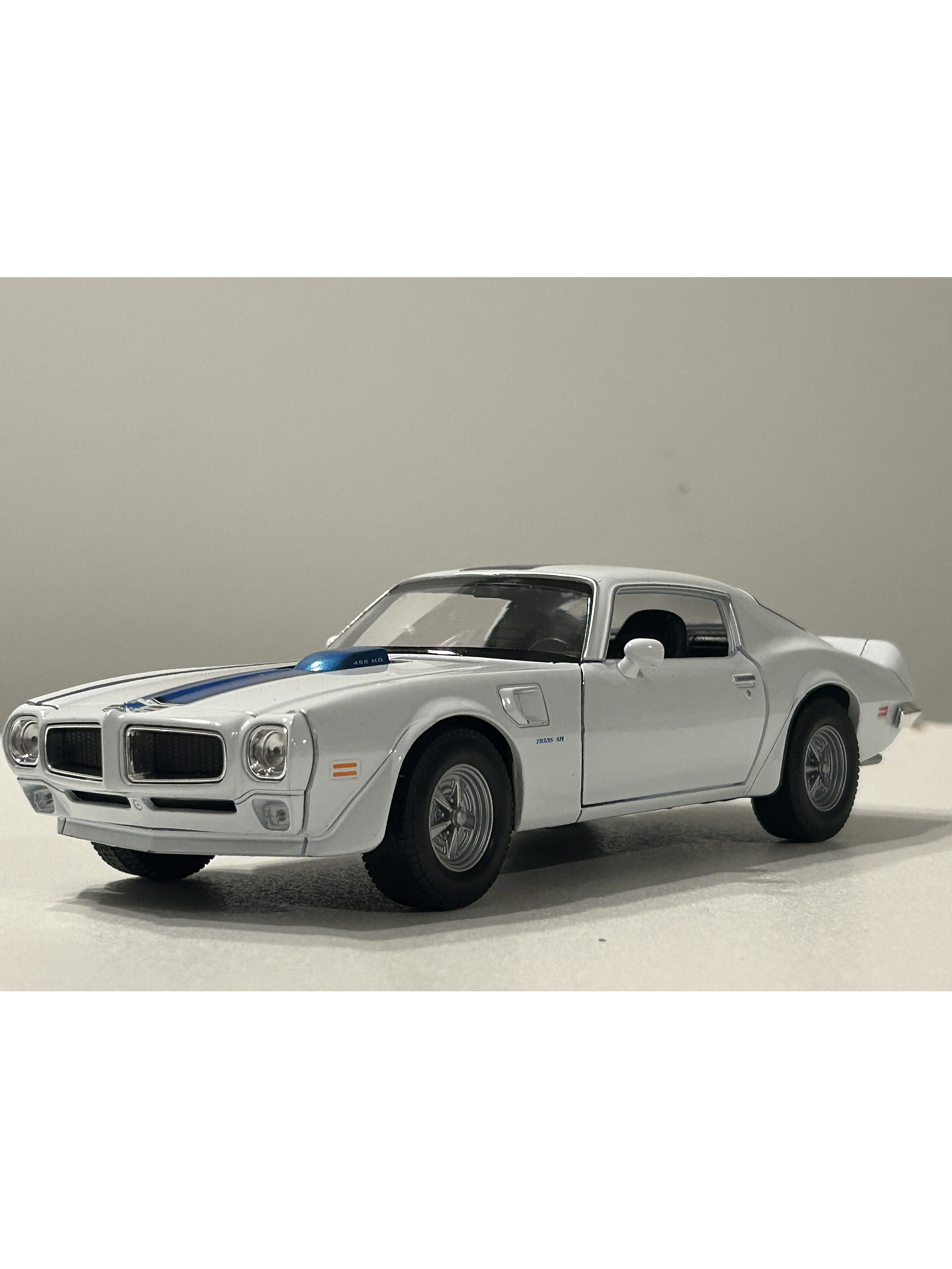 Welly Pontiac Firebird Trans Am 1972 1:24 (blanco/azul) – Ícono “muscle” en miniatura para coleccionistas en Chile 1