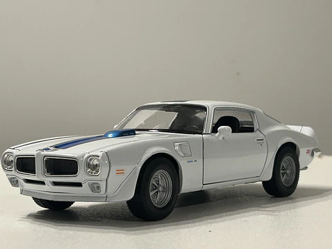 Welly Pontiac Firebird Trans Am 1972 1:24 (blanco/azul) – Ícono “muscle” en miniatura para coleccionistas en Chile