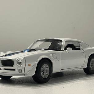 Welly Pontiac Firebird Trans Am 1972 1:24 (blanco/azul) – Ícono “muscle” en miniatura para coleccionistas en Chile
