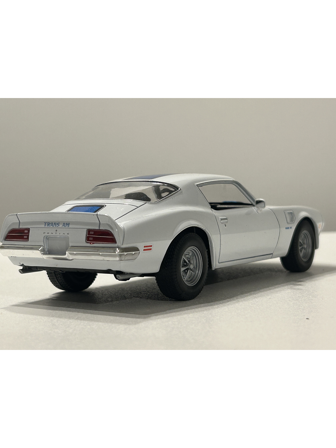 Welly Pontiac Firebird Trans Am 1972 1:24 (blanco/azul) – Ícono “muscle” en miniatura para coleccionistas en Chile 6