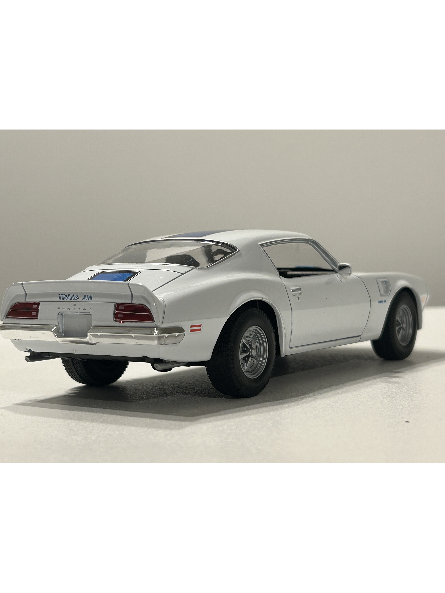 Welly Pontiac Firebird Trans Am 1972 1:24 (blanco/azul) – Ícono “muscle” en miniatura para coleccionistas en Chile 6