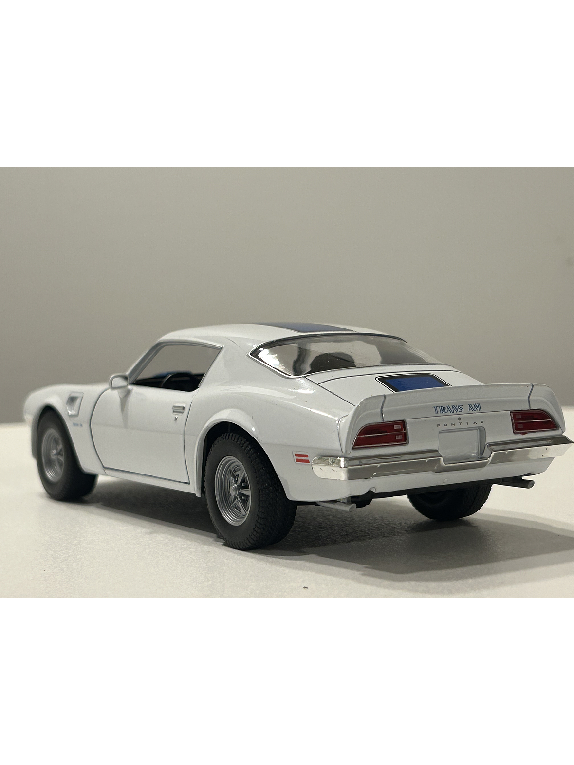 Welly Pontiac Firebird Trans Am 1972 1:24 (blanco/azul) – Ícono “muscle” en miniatura para coleccionistas en Chile 7
