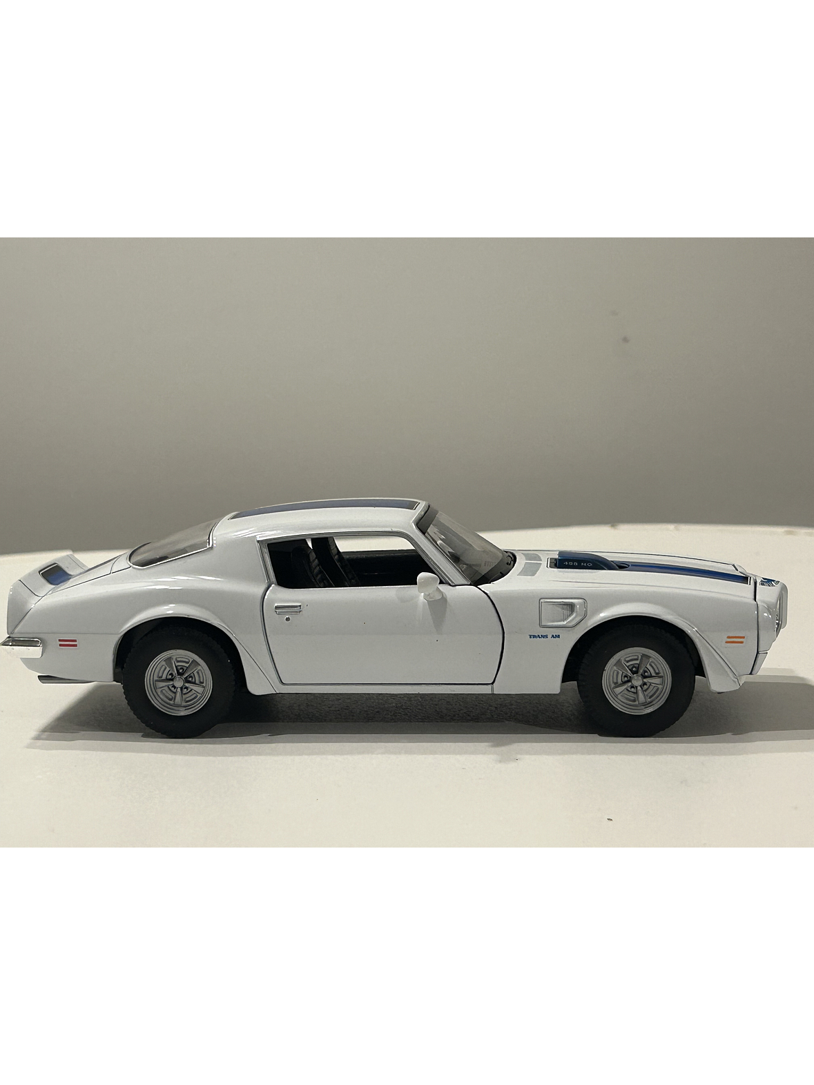 Welly Pontiac Firebird Trans Am 1972 1:24 (blanco/azul) – Ícono “muscle” en miniatura para coleccionistas en Chile 5
