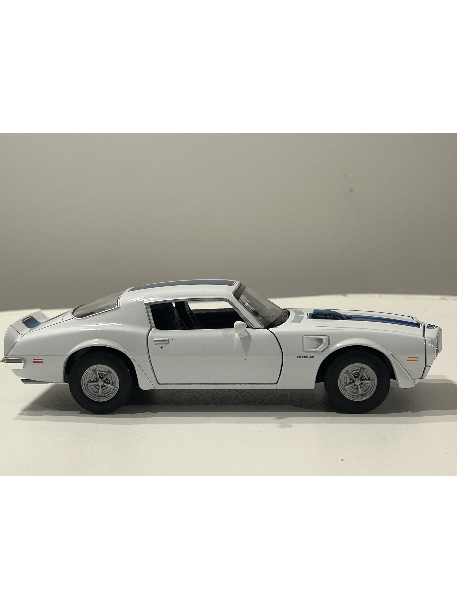 Welly Pontiac Firebird Trans Am 1972 1:24 (blanco/azul) – Ícono “muscle” en miniatura para coleccionistas en Chile 5