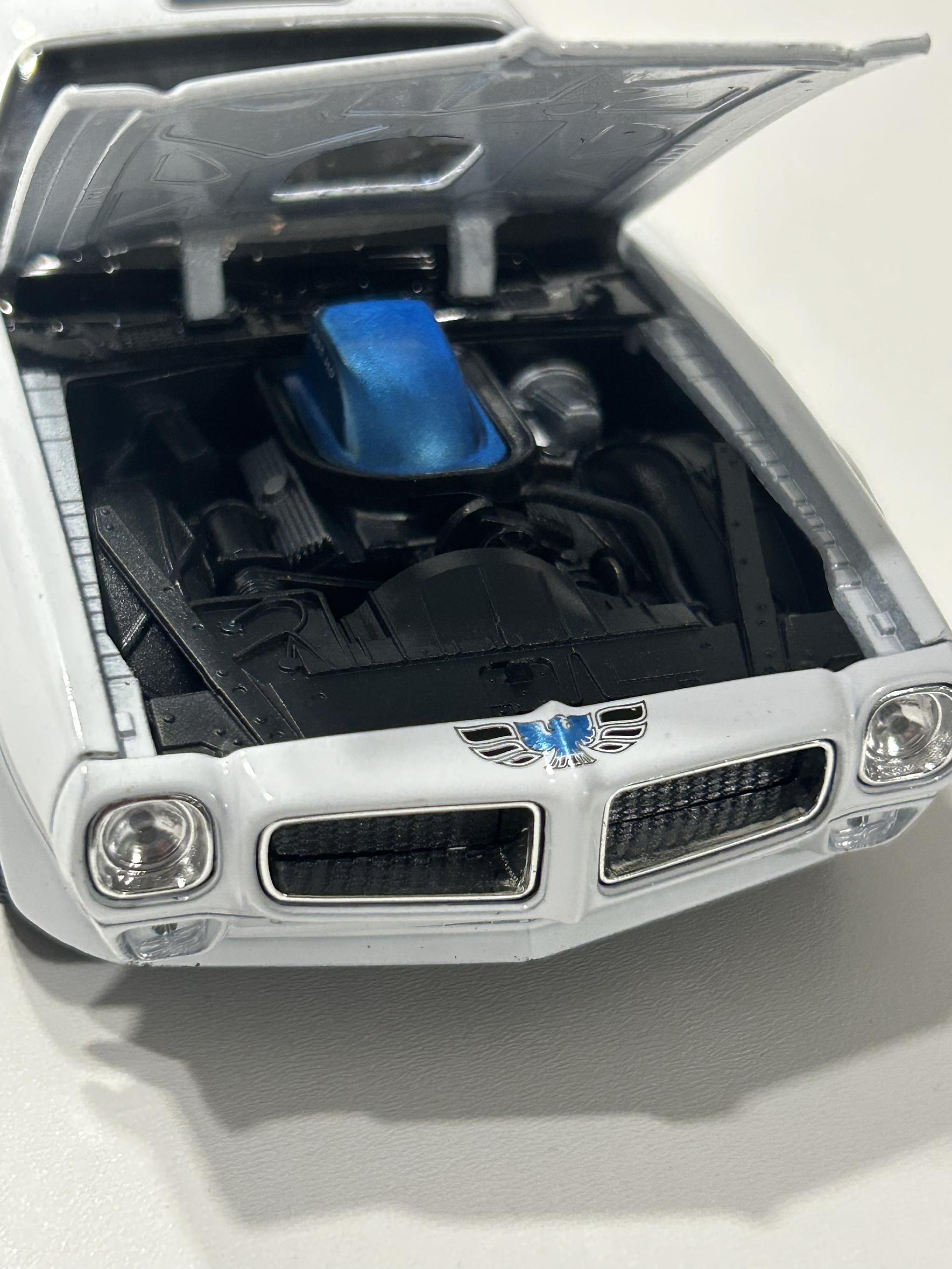 Welly Pontiac Firebird Trans Am 1972 1:24 (blanco/azul) – Ícono “muscle” en miniatura para coleccionistas en Chile 4