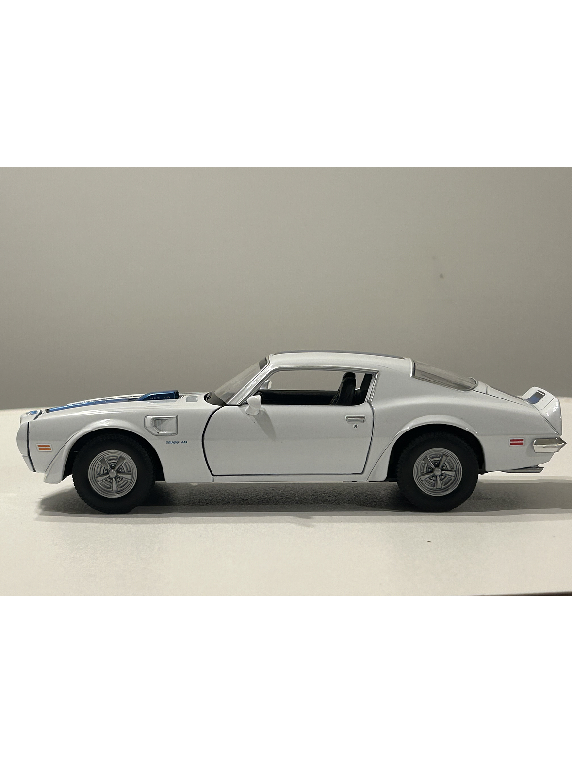 Welly Pontiac Firebird Trans Am 1972 1:24 (blanco/azul) – Ícono “muscle” en miniatura para coleccionistas en Chile 8