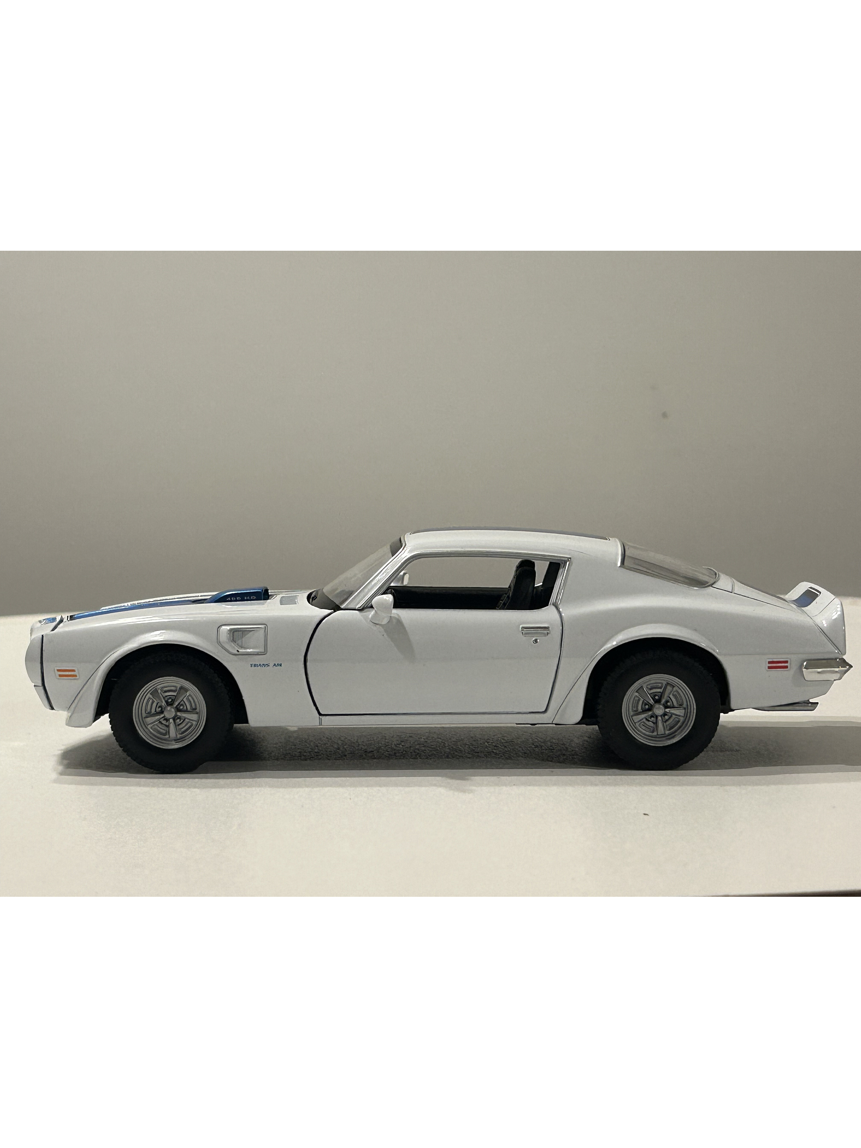 Welly Pontiac Firebird Trans Am 1972 1:24 (blanco/azul) – Ícono “muscle” en miniatura para coleccionistas en Chile 8