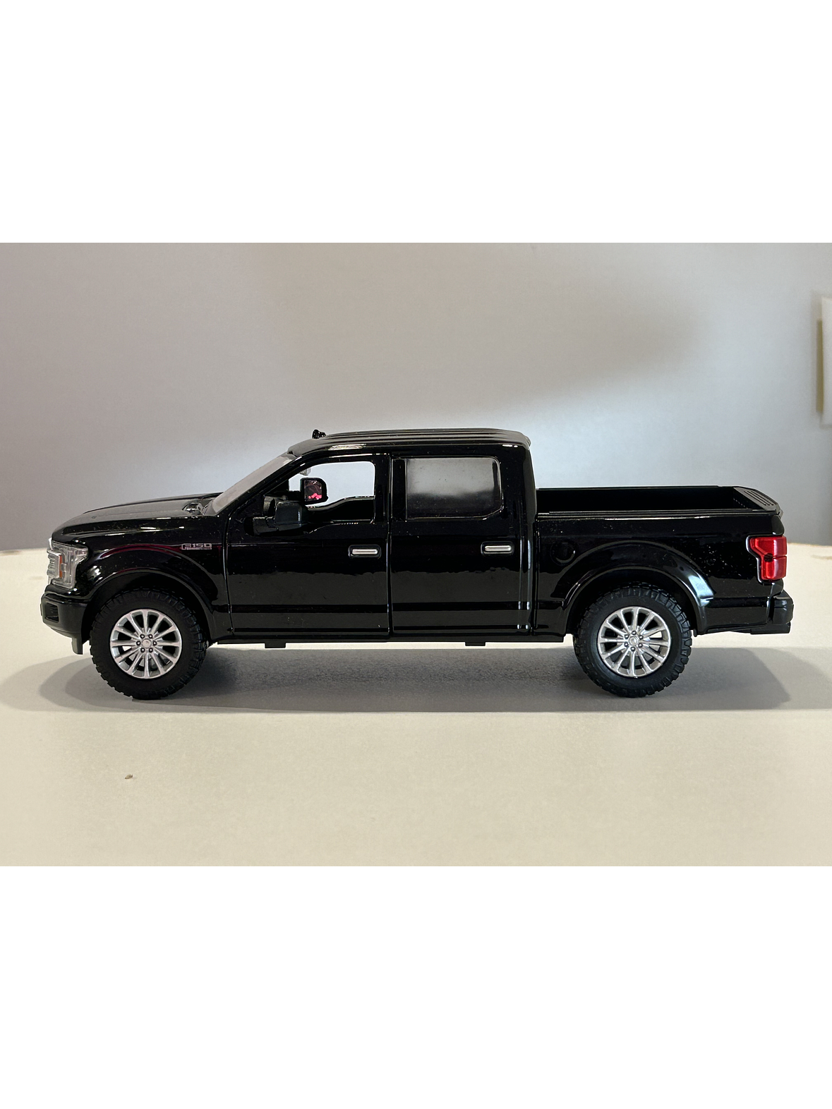 Motormax Ford F-150 Limited Crew Cab 2019 1:24 (negra) – lujo “full-size” hecho miniatura 9