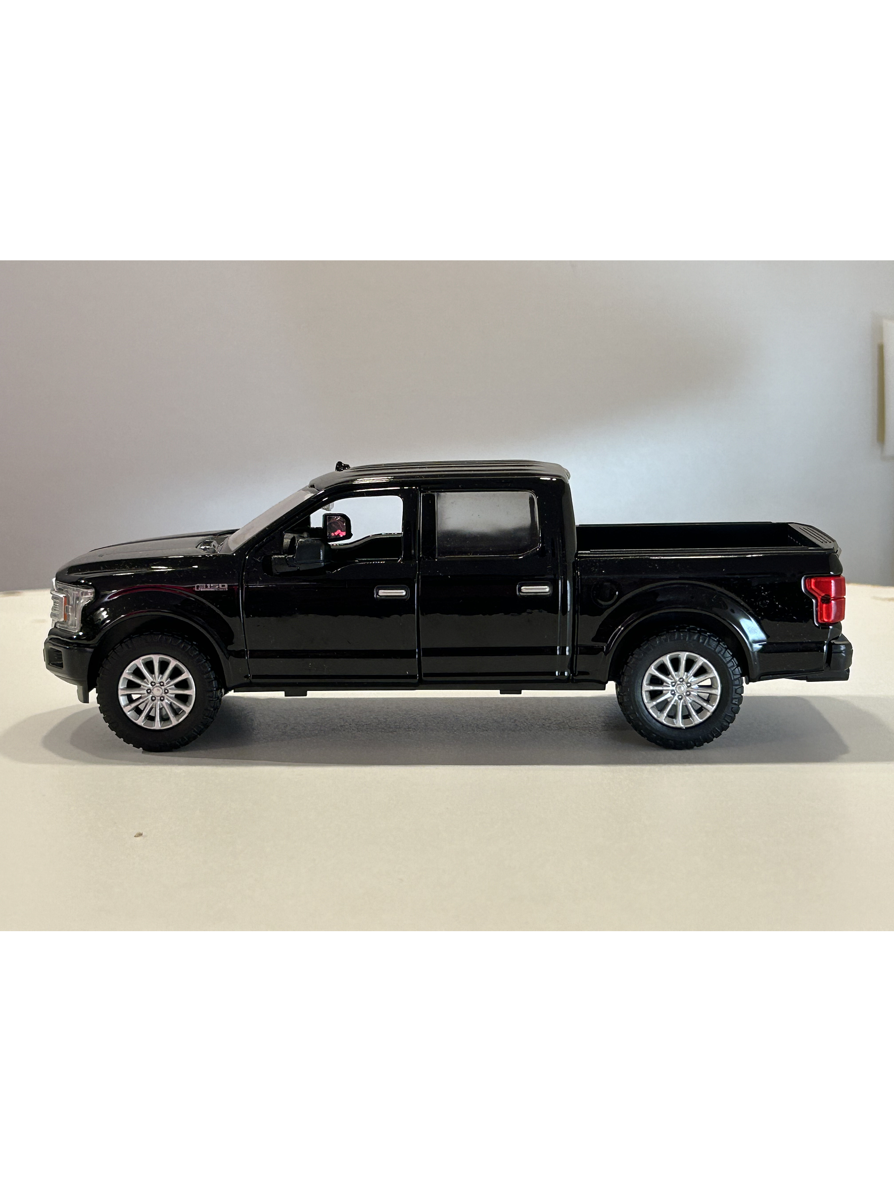 Motormax Ford F-150 Limited Crew Cab 2019 1:24 (negra) – lujo “full-size” hecho miniatura 9