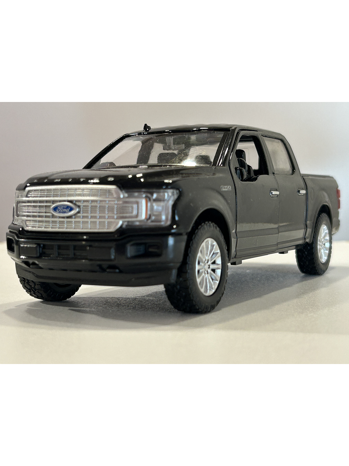 Motormax Ford F-150 Limited Crew Cab 2019 1:24 (negra) – lujo “full-size” hecho miniatura 2