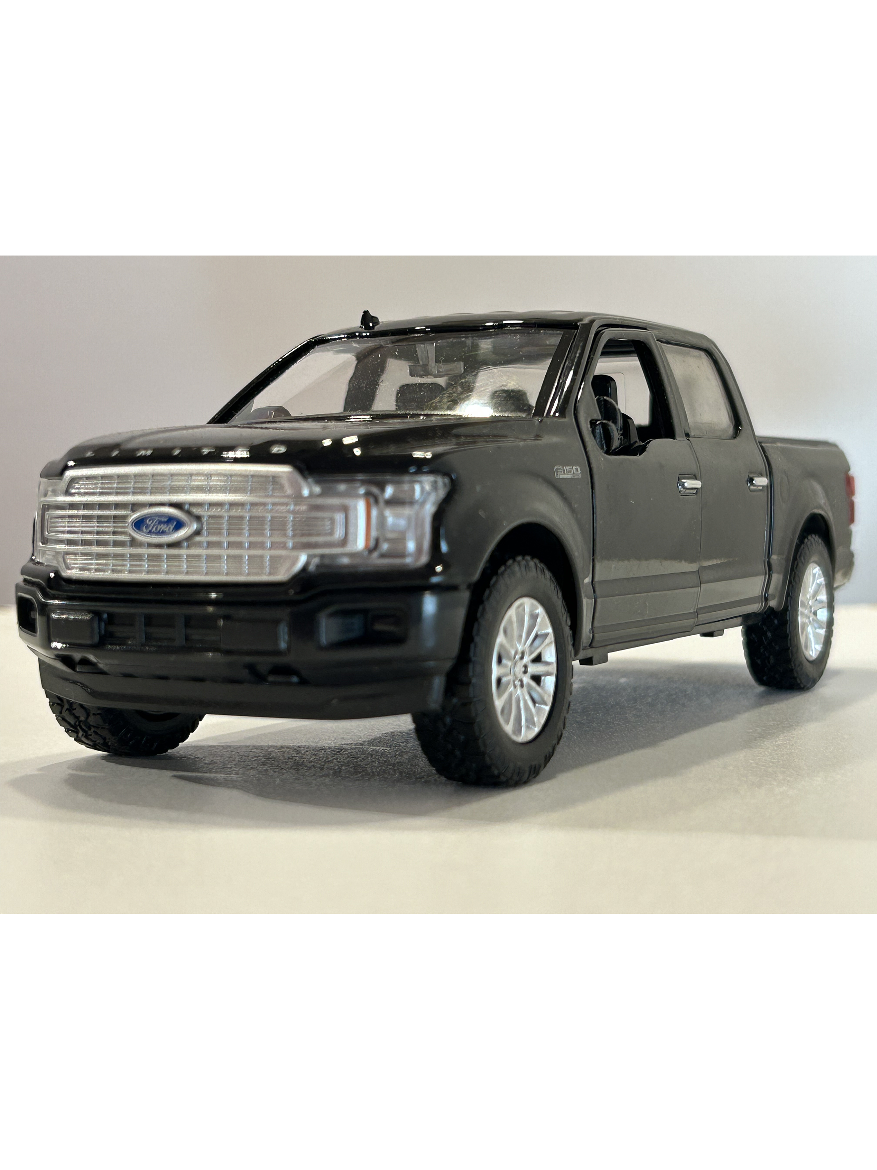 Motormax Ford F-150 Limited Crew Cab 2019 1:24 (negra) – lujo “full-size” hecho miniatura 2