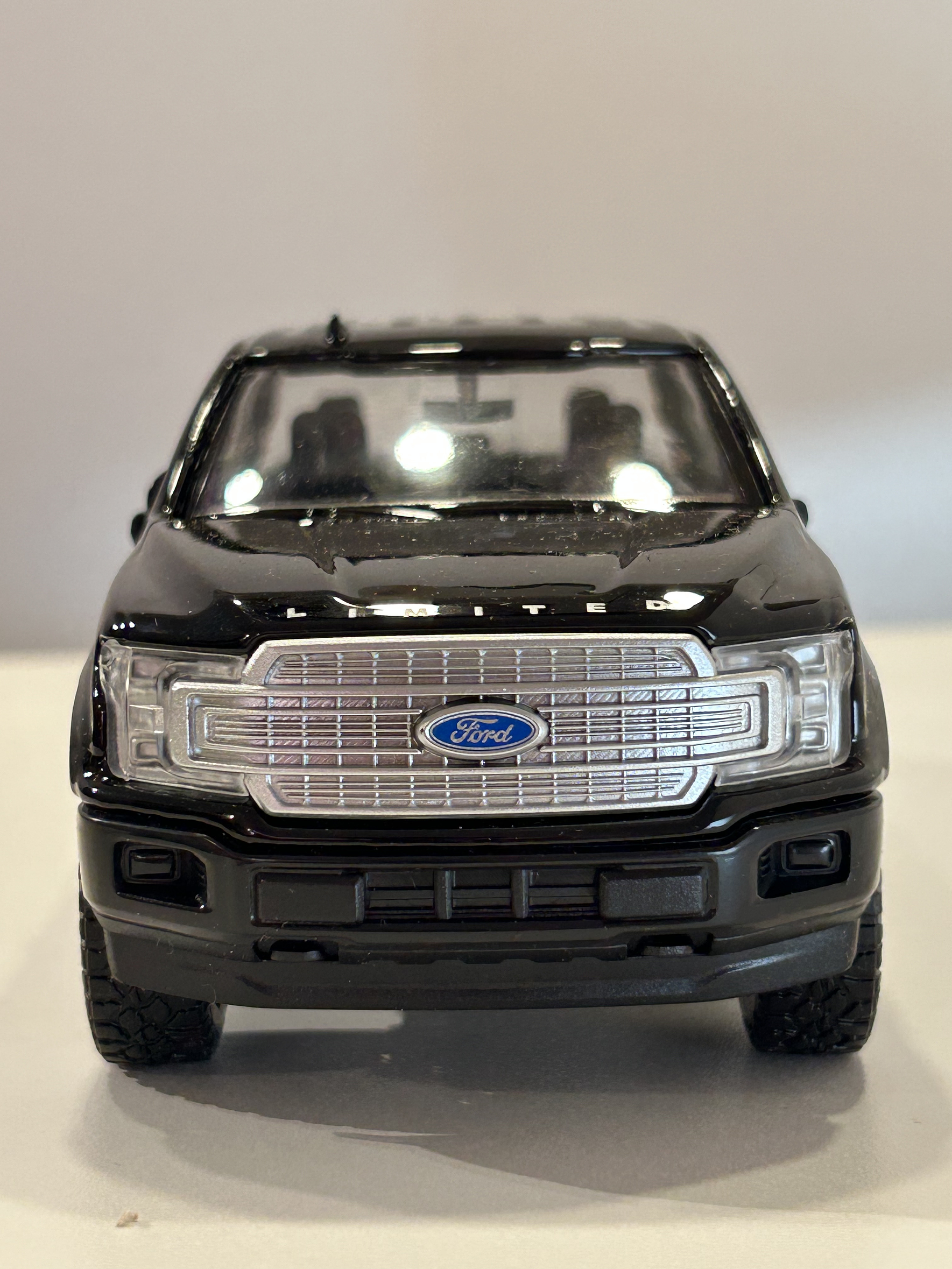 Motormax Ford F-150 Limited Crew Cab 2019 1:24 (negra) – lujo “full-size” hecho miniatura 3