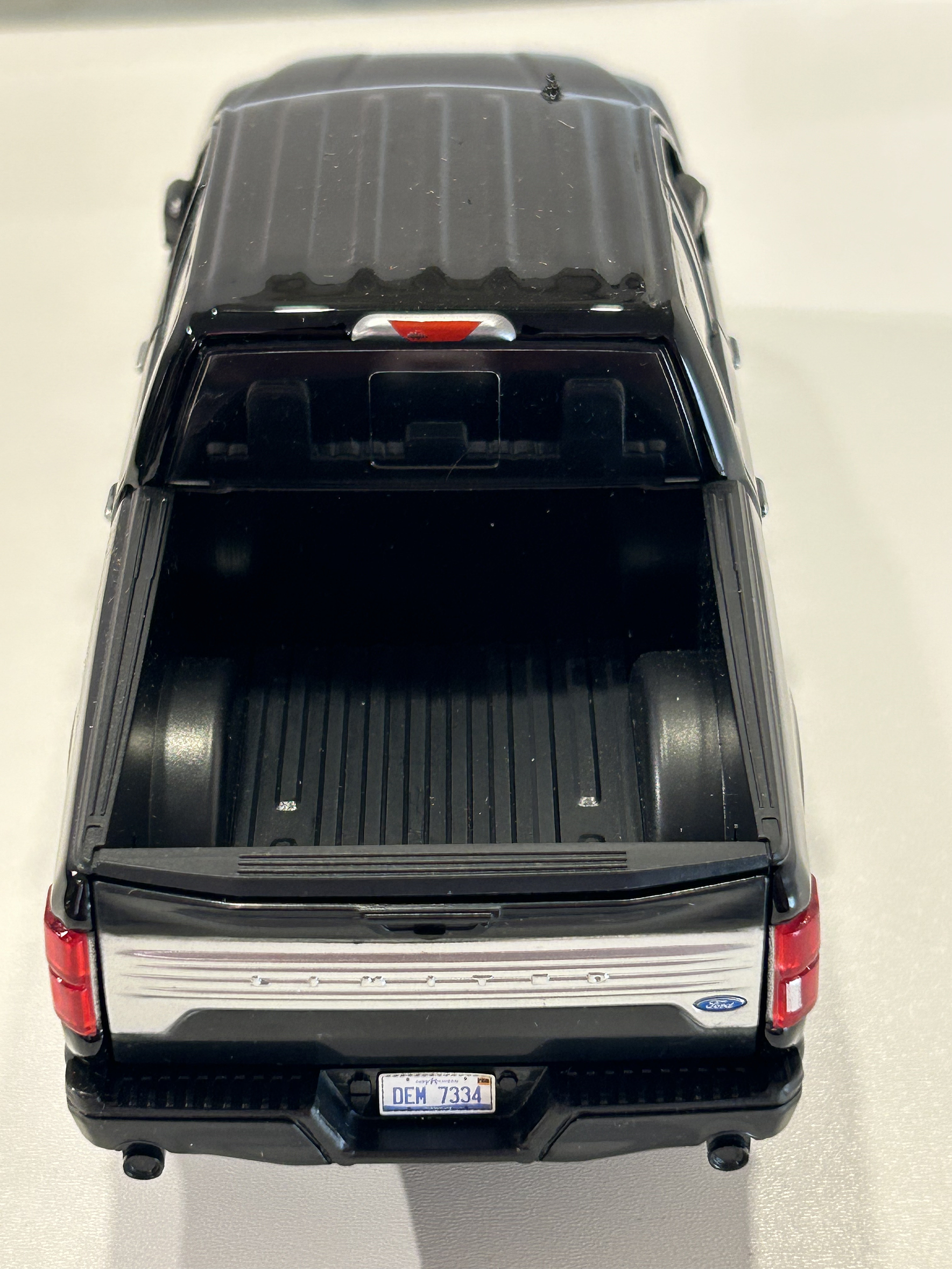 Motormax Ford F-150 Limited Crew Cab 2019 1:24 (negra) – lujo “full-size” hecho miniatura 7