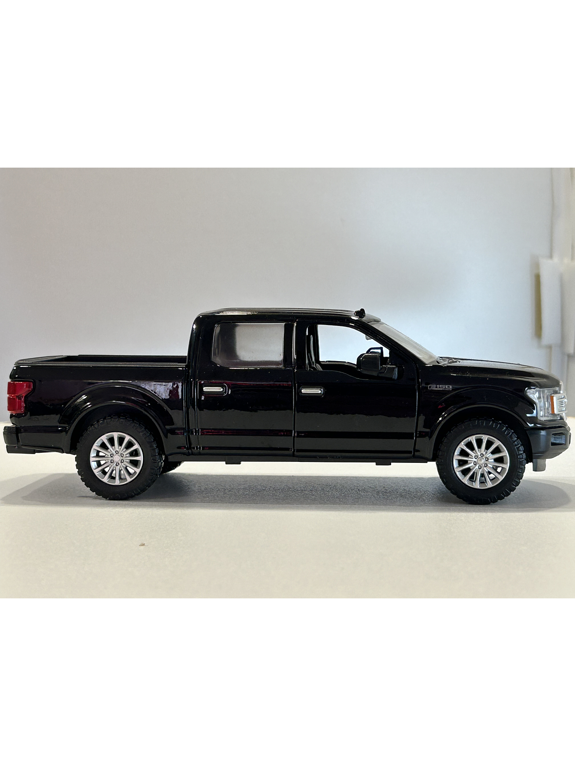 Motormax Ford F-150 Limited Crew Cab 2019 1:24 (negra) – lujo “full-size” hecho miniatura 5