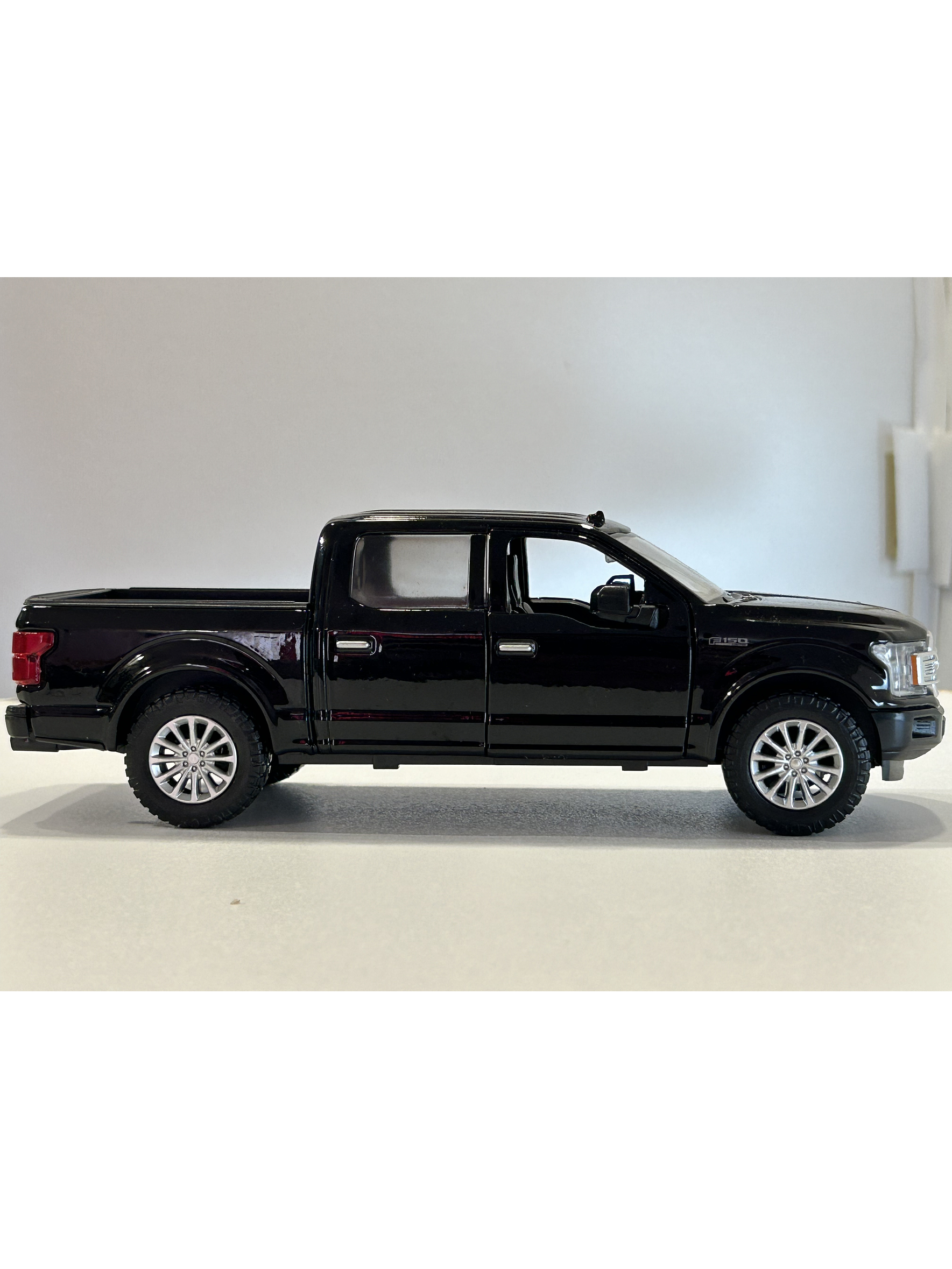 Motormax Ford F-150 Limited Crew Cab 2019 1:24 (negra) – lujo “full-size” hecho miniatura 5