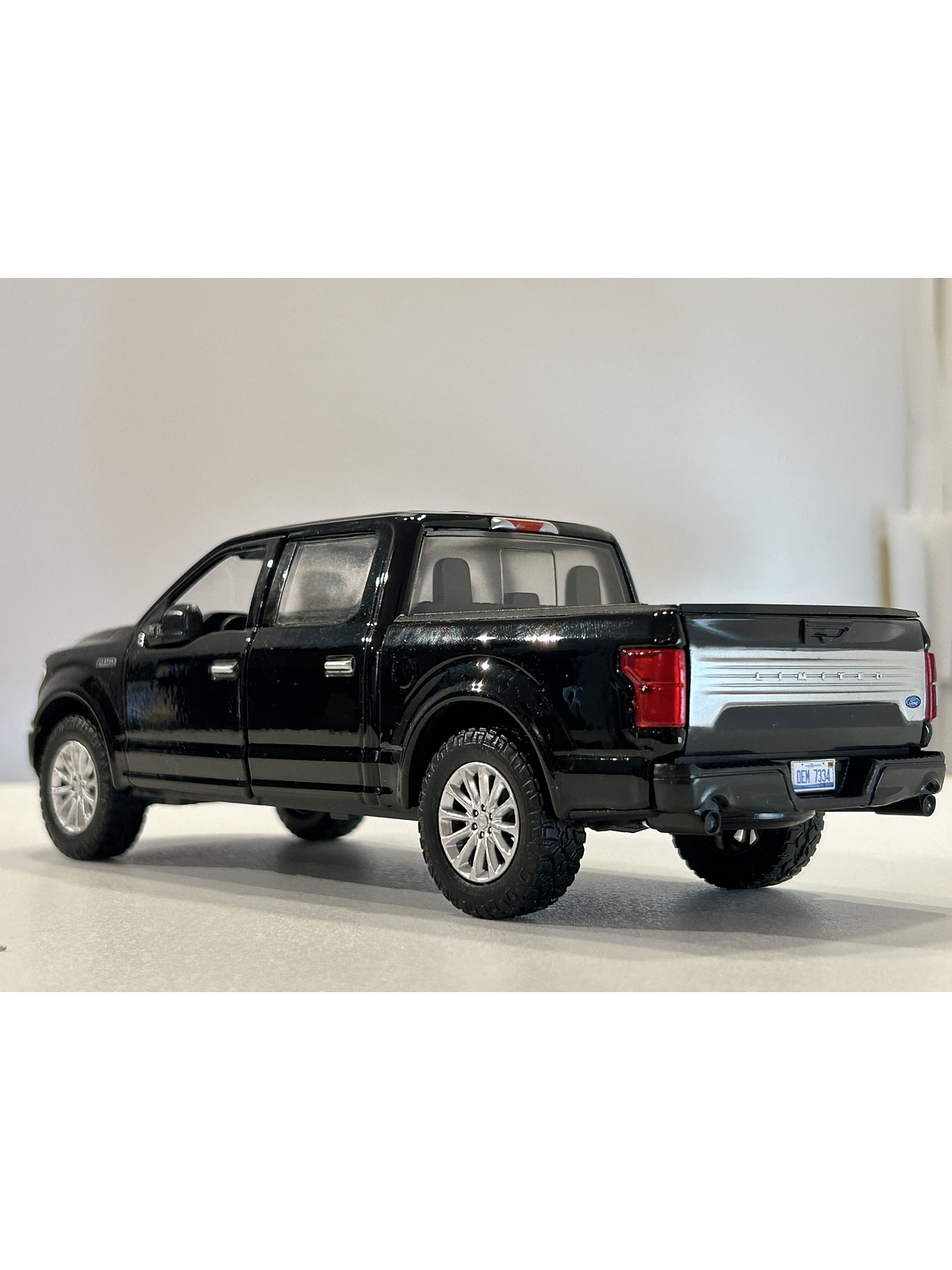 Motormax Ford F-150 Limited Crew Cab 2019 1:24 (negra) – lujo “full-size” hecho miniatura 8