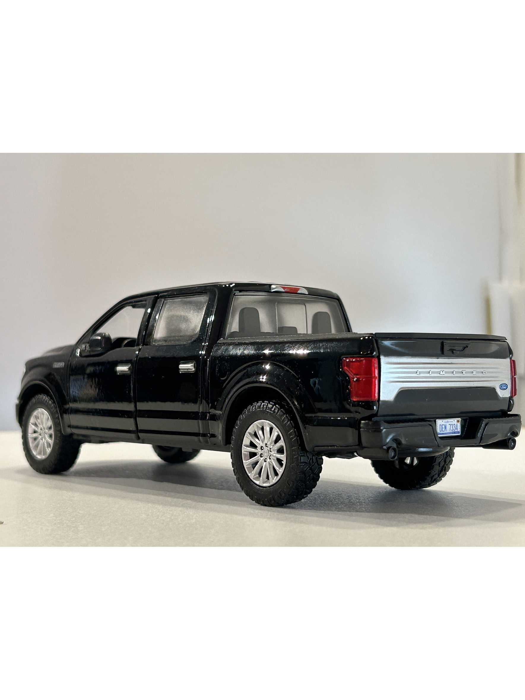 Motormax Ford F-150 Limited Crew Cab 2019 1:24 (negra) – lujo “full-size” hecho miniatura 8