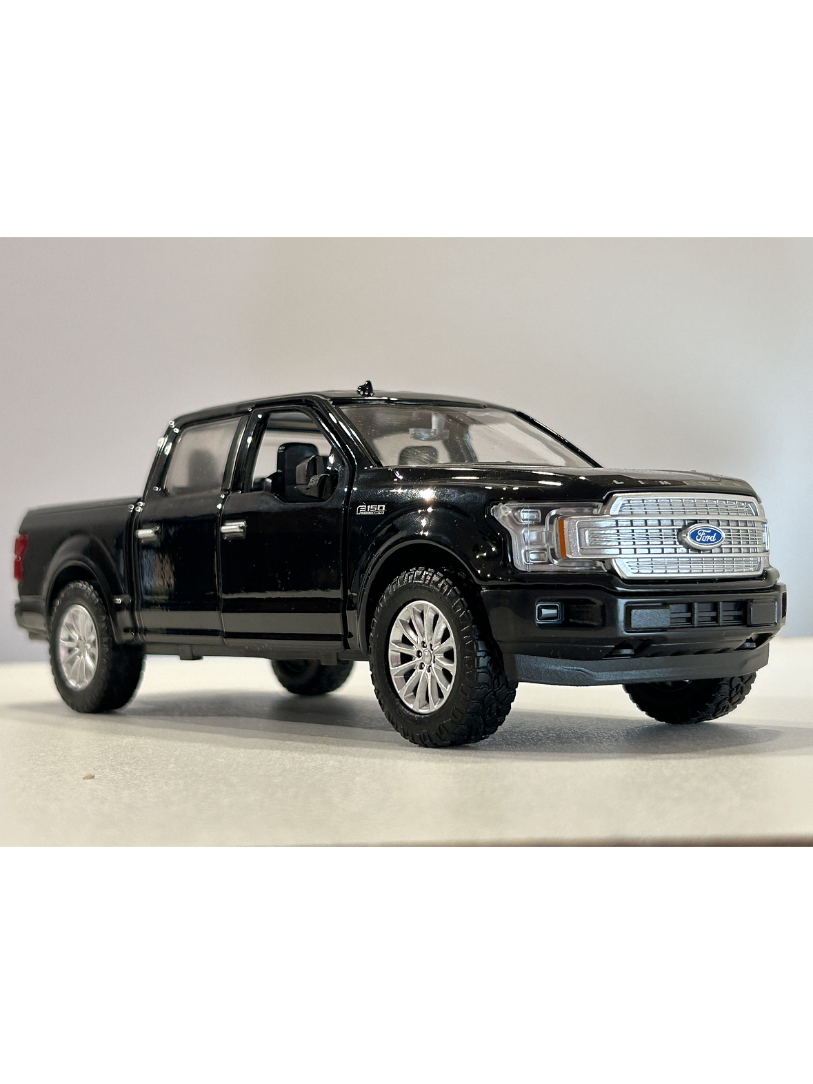 Motormax Ford F-150 Limited Crew Cab 2019 1:24 (negra) – lujo “full-size” hecho miniatura 10
