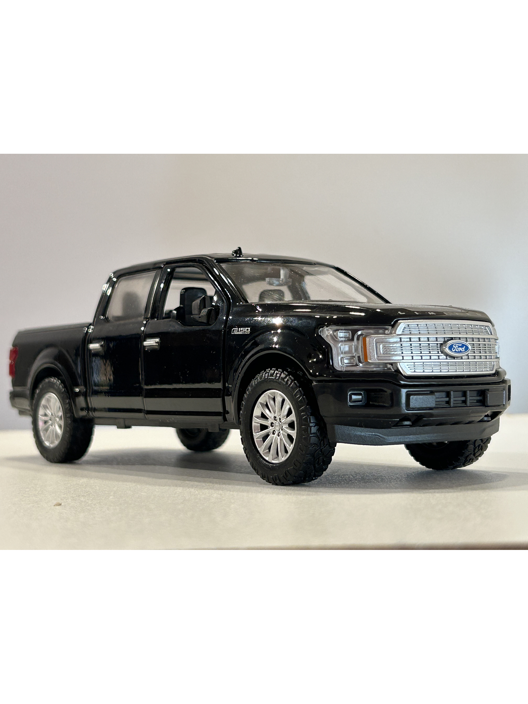 Motormax Ford F-150 Limited Crew Cab 2019 1:24 (negra) – lujo “full-size” hecho miniatura 10