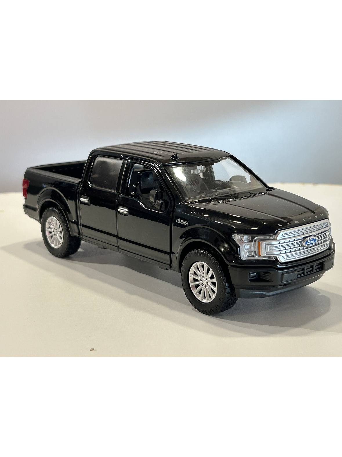 Motormax Ford F-150 Limited Crew Cab 2019 1:24 (negra) – lujo “full-size” hecho miniatura 4