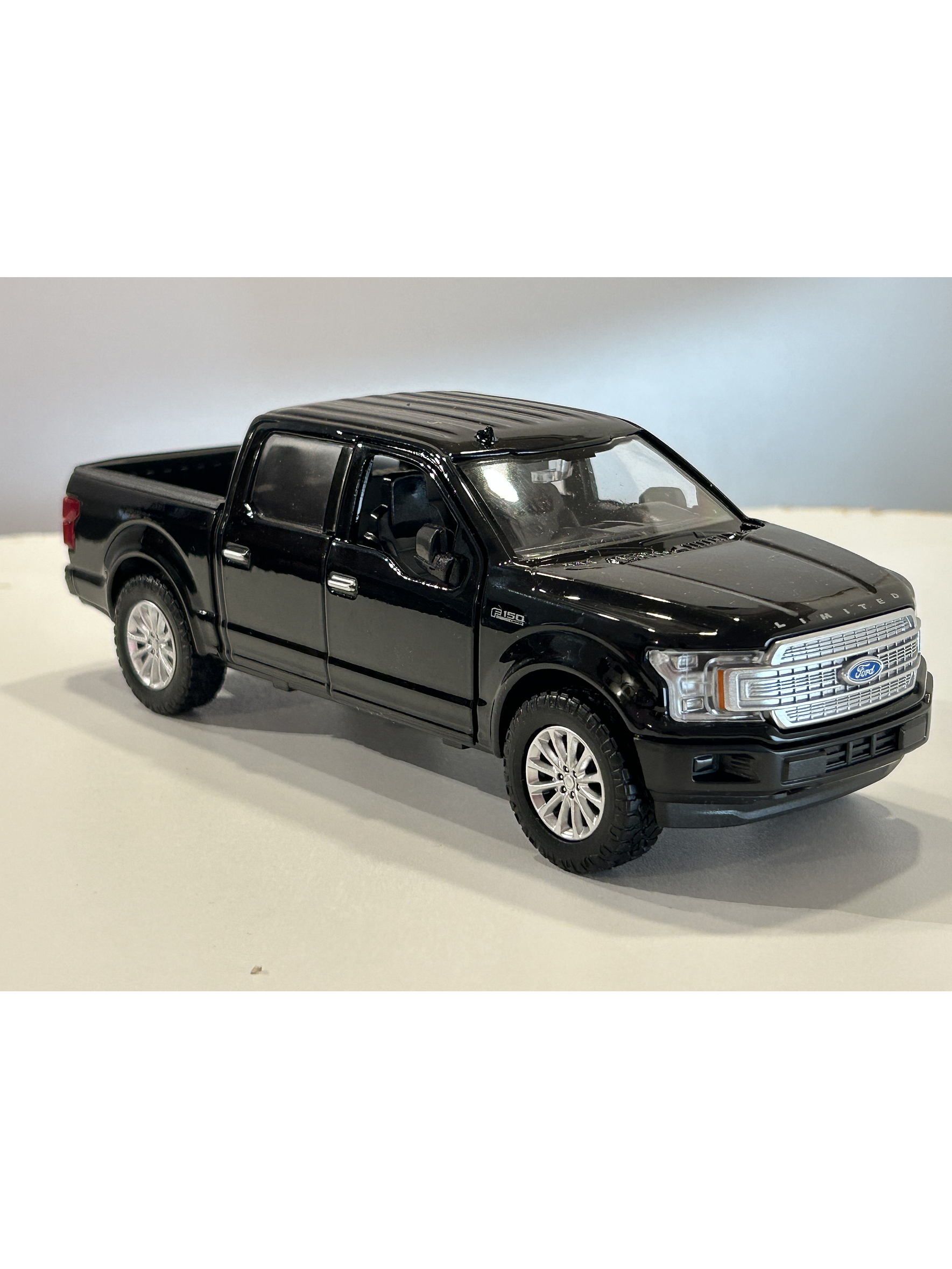 Motormax Ford F-150 Limited Crew Cab 2019 1:24 (negra) – lujo “full-size” hecho miniatura 4