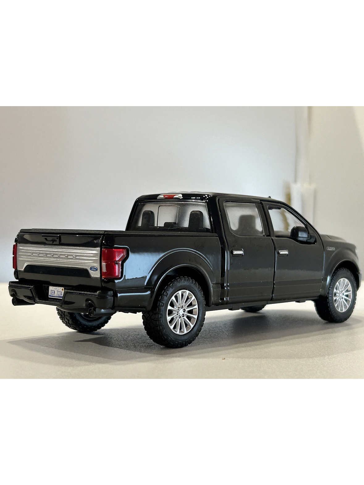 Motormax Ford F-150 Limited Crew Cab 2019 1:24 (negra) – lujo “full-size” hecho miniatura 6