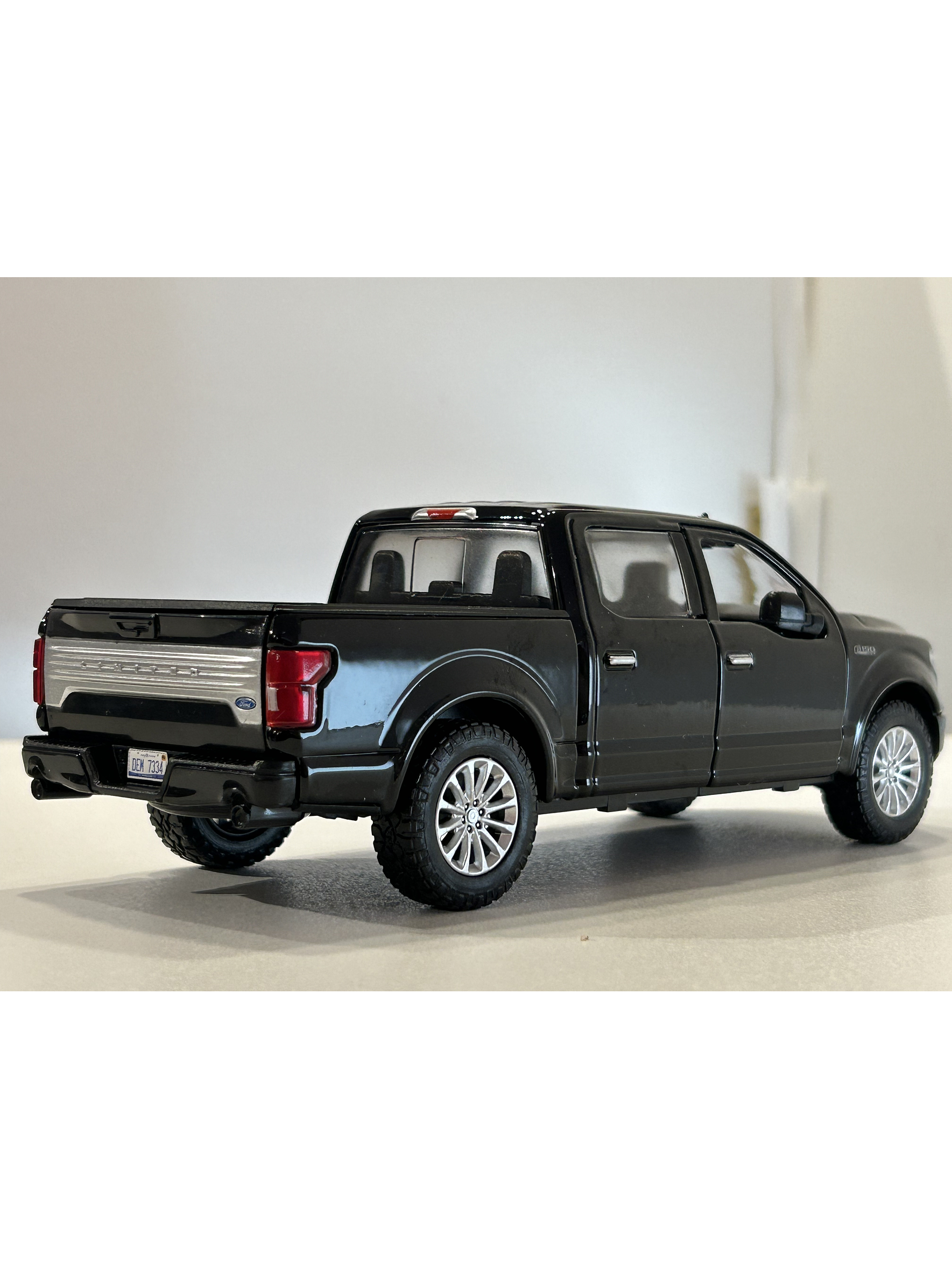 Motormax Ford F-150 Limited Crew Cab 2019 1:24 (negra) – lujo “full-size” hecho miniatura 6