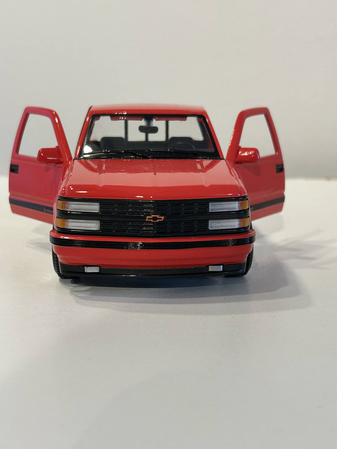 Maisto Chevrolet 454 SS Pick-up 1993 - Camioneta de culto a escala 1:24  – el “muscle truck” de los 90's 3