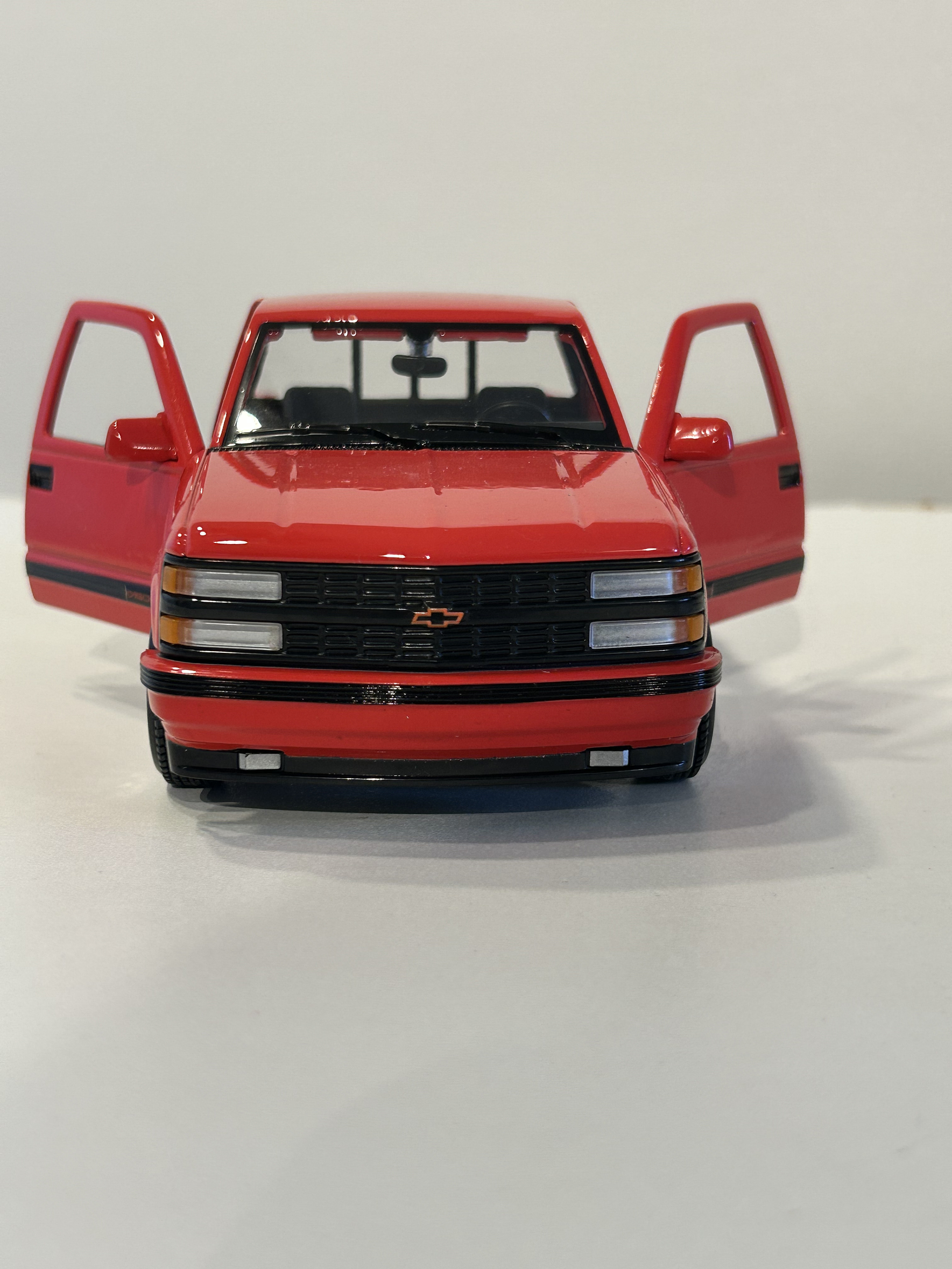 Maisto Chevrolet 454 SS Pick-up 1993 - Camioneta de culto a escala 1:24  – el “muscle truck” de los 90's 3