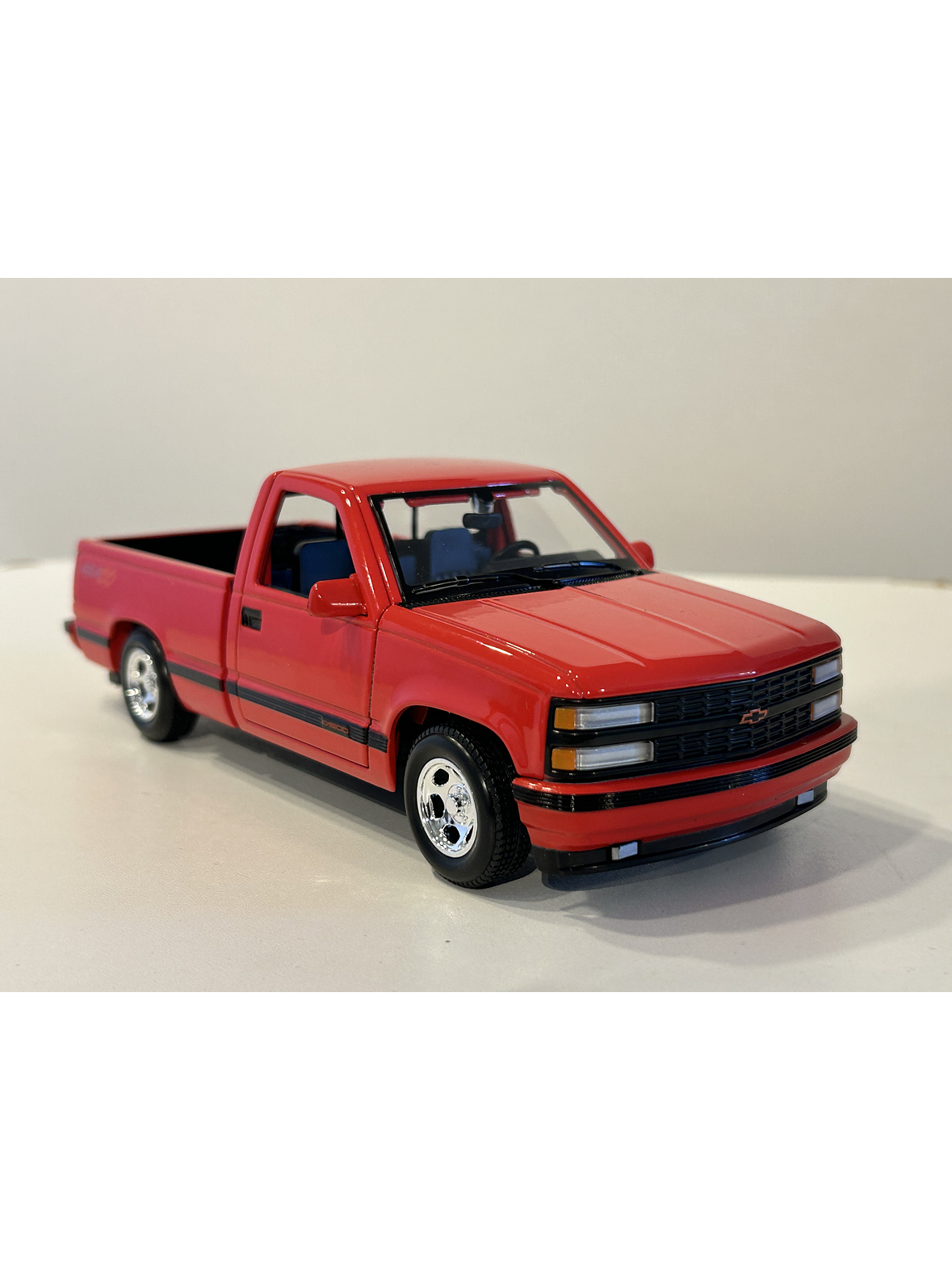 Maisto Chevrolet 454 SS Pick-up 1993 - Camioneta de culto a escala 1:24  – el “muscle truck” de los 90's 4