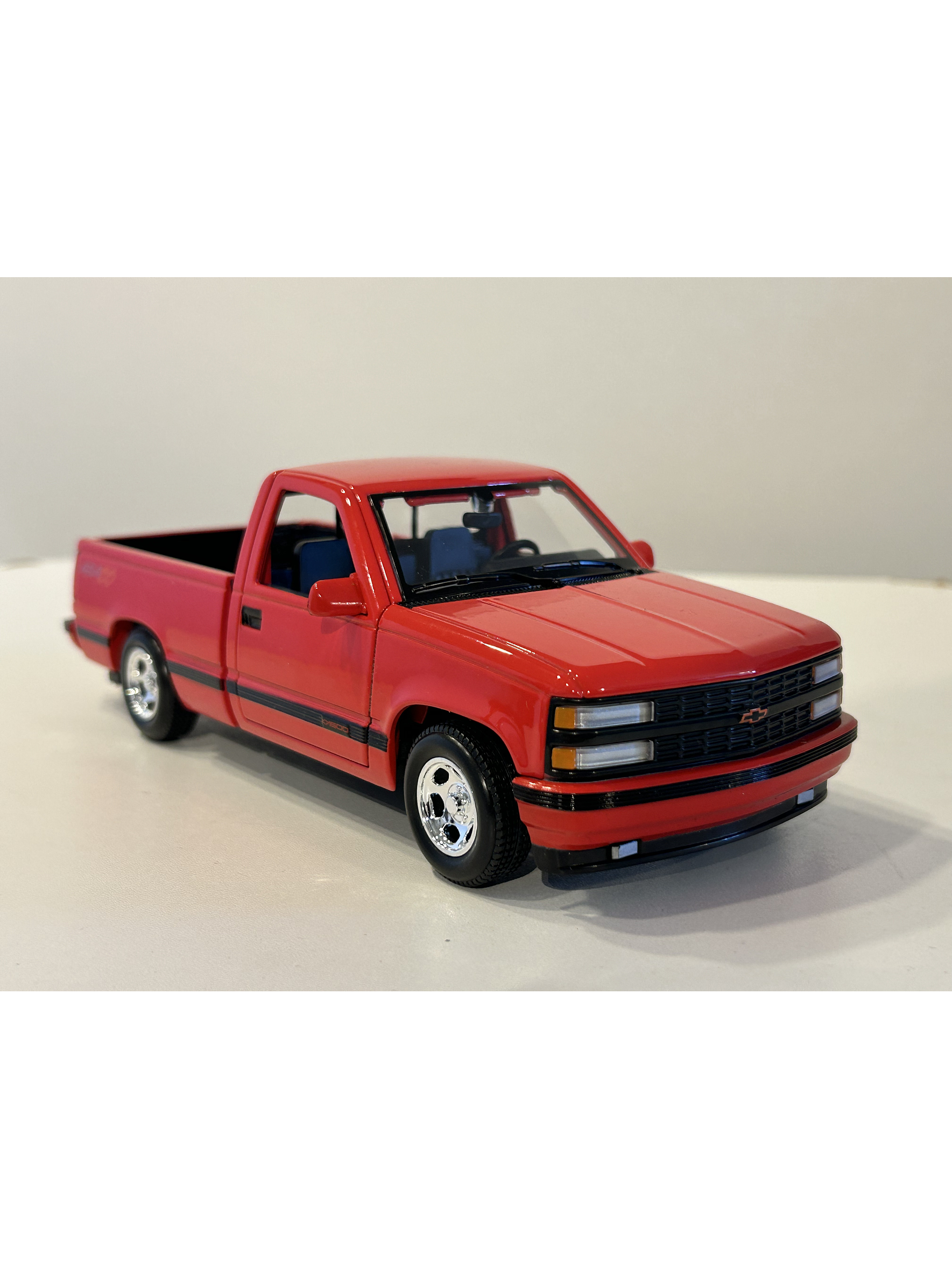 Maisto Chevrolet 454 SS Pick-up 1993 - Camioneta de culto a escala 1:24  – el “muscle truck” de los 90's 4