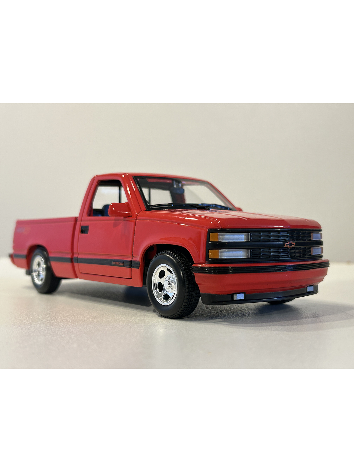 Maisto Chevrolet 454 SS Pick-up 1993 - Camioneta de culto a escala 1:24  – el “muscle truck” de los 90's 9