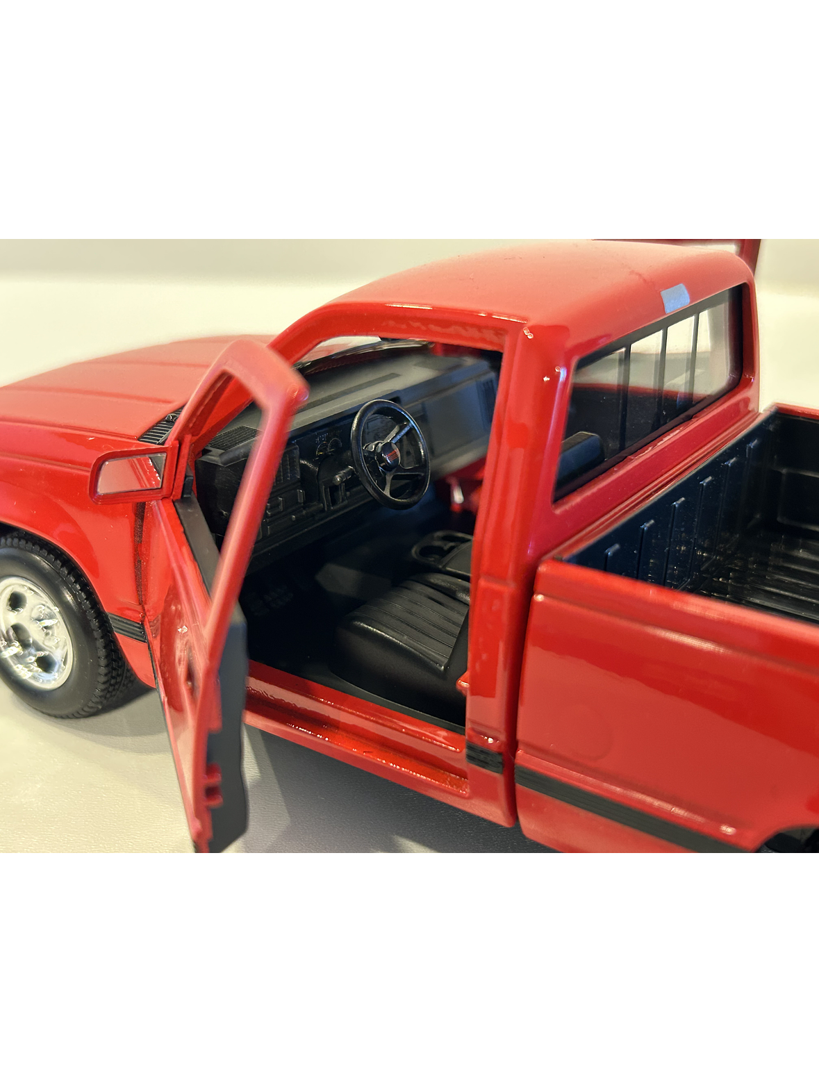 Maisto Chevrolet 454 SS Pick-up 1993 - Camioneta de culto a escala 1:24  – el “muscle truck” de los 90's 6