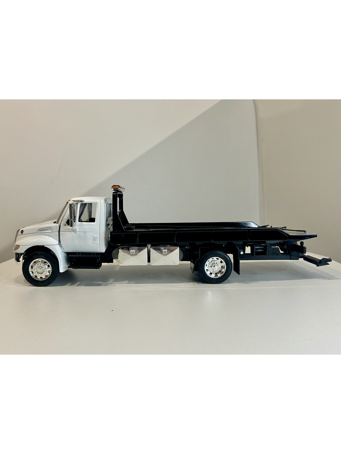 Jada Toys International DuraStar 4400 Flat Bed 1:24 (blanco) – La grúa/plataforma mediana más icónica, en miniatura 9