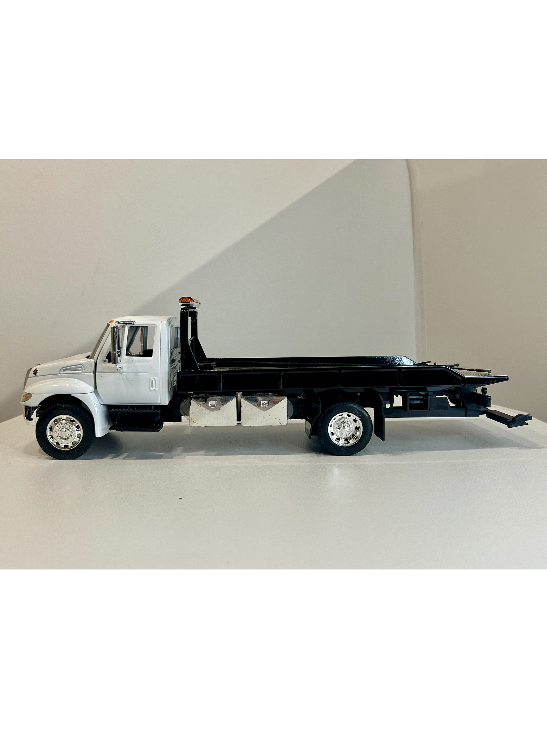 Jada Toys International DuraStar 4400 Flat Bed 1:24 (blanco) – La grúa/plataforma mediana más icónica, en miniatura 9